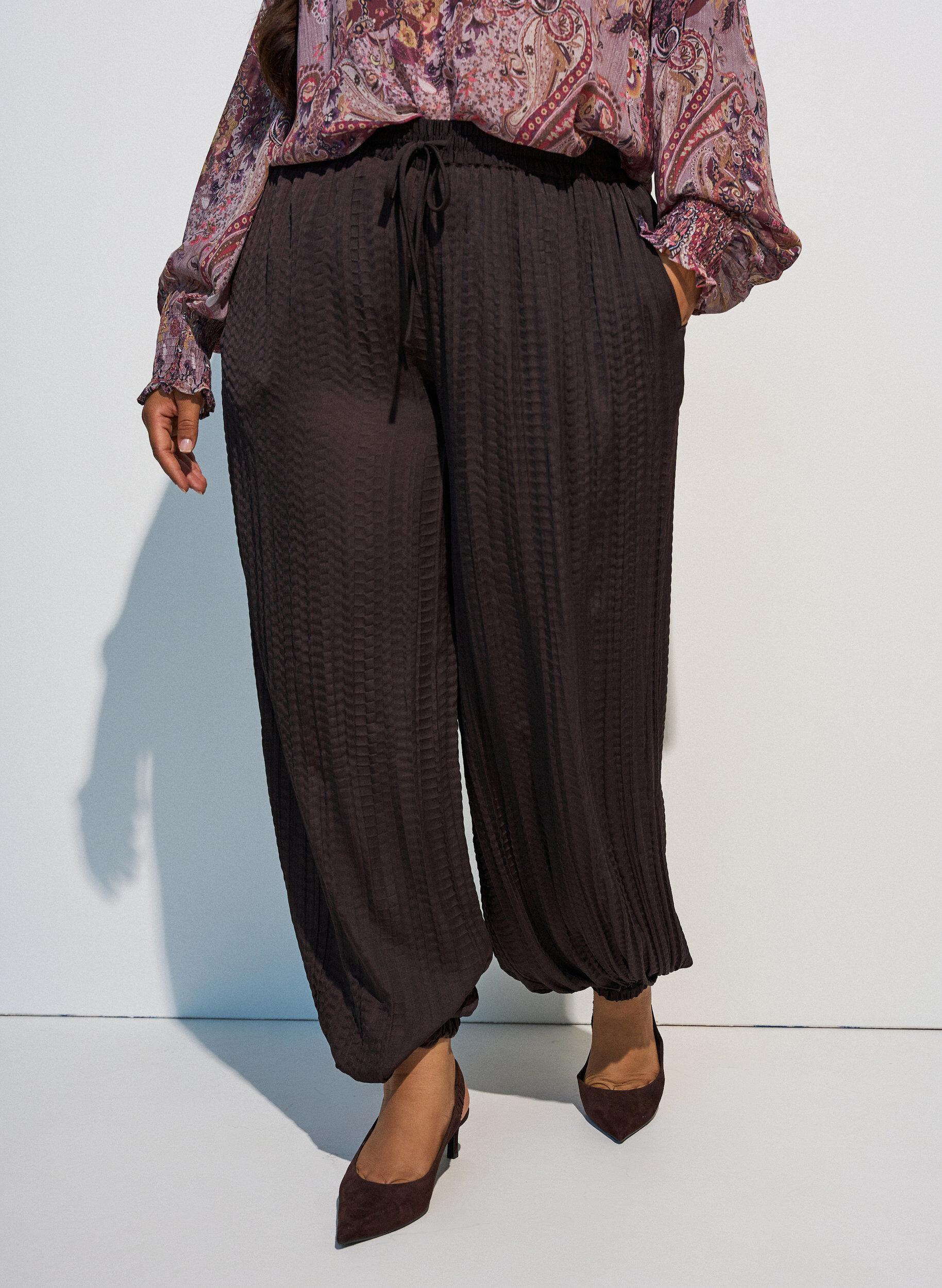 ZizziPantalon ballon textur&eacute; avec ceinture &eacute;lastique, Marron, Model image number 2