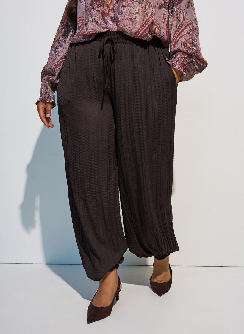 Pantalon ballon textur&eacute; avec ceinture &eacute;lastique, Marron, Model image number 2