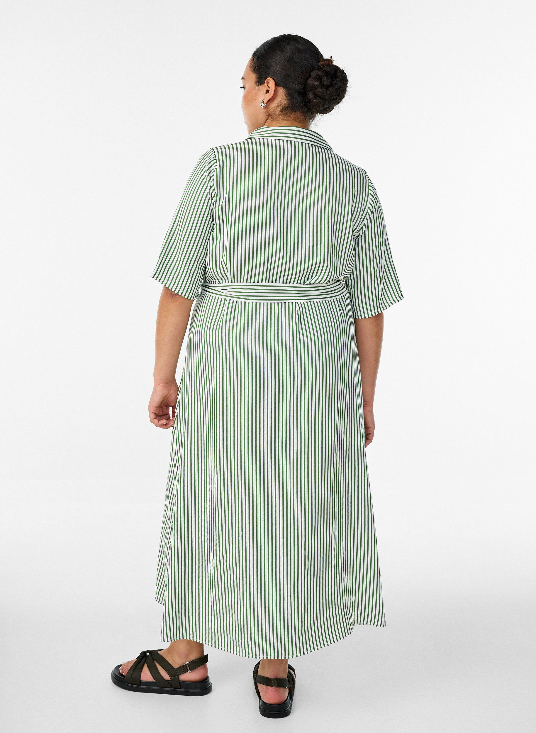 ZizziRobe-chemise longue jusqu&rsquo;aux chevilles avec ceinture &agrave; nouer et rayures, Vert clair, Model image number 1