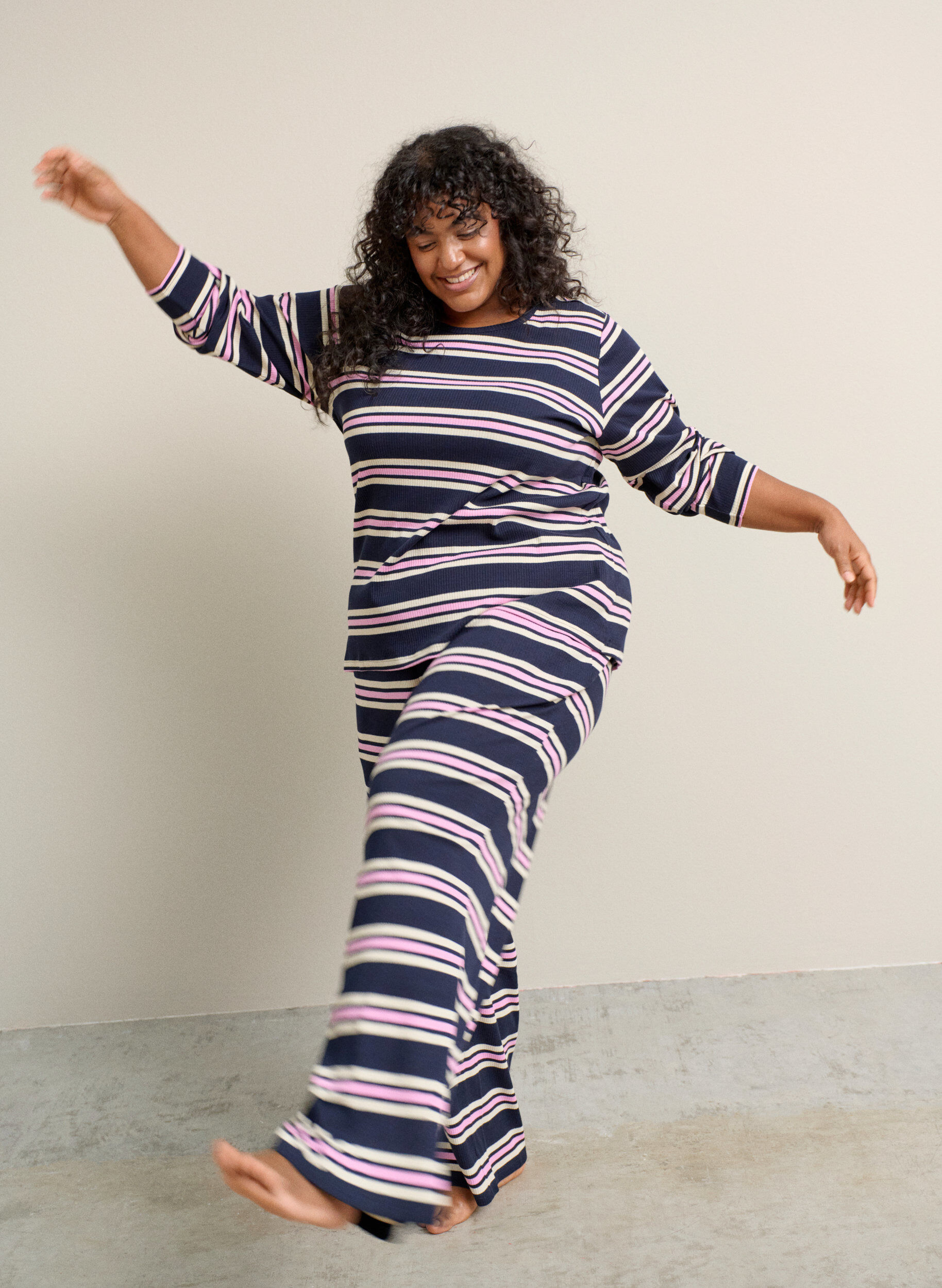 Zizzi Haut de nuit &agrave; manches longues en jersey c&ocirc;tel&eacute; &agrave; rayures, Bleu, Image image number 0