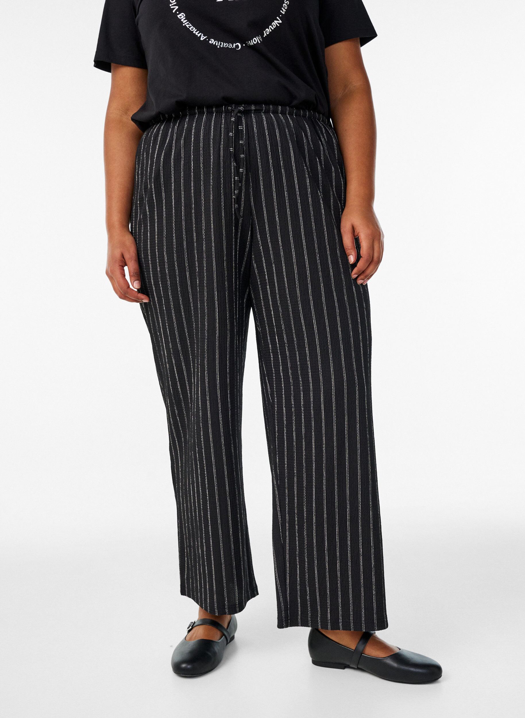 Zizzi Pantalon large en tissu l&eacute;ger et textur&eacute;, Noir, Model image number 0