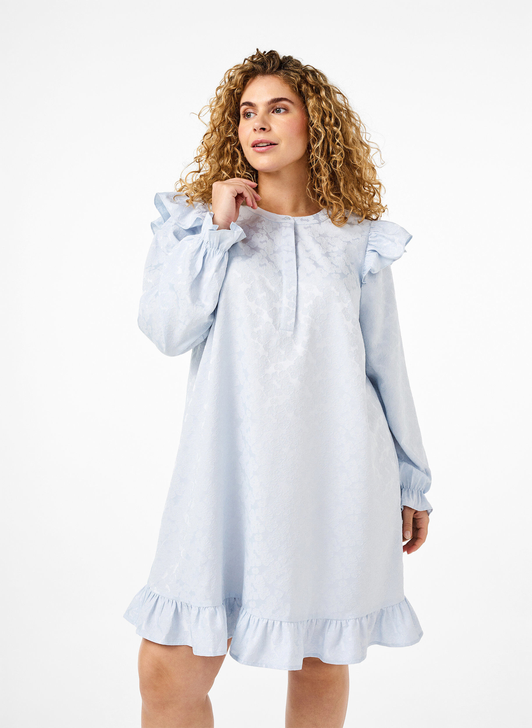 Zizzi Robe en jacquard avec des manches longues et des d&eacute;tails &agrave; volants, Bleu Clair, Model image number 0