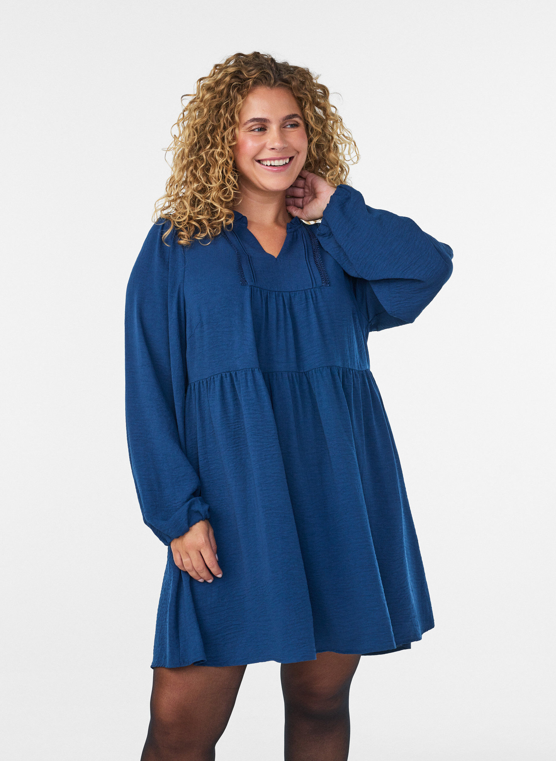Robe coupe &eacute;vas&eacute;e avec une taille empire, Bleu, Model