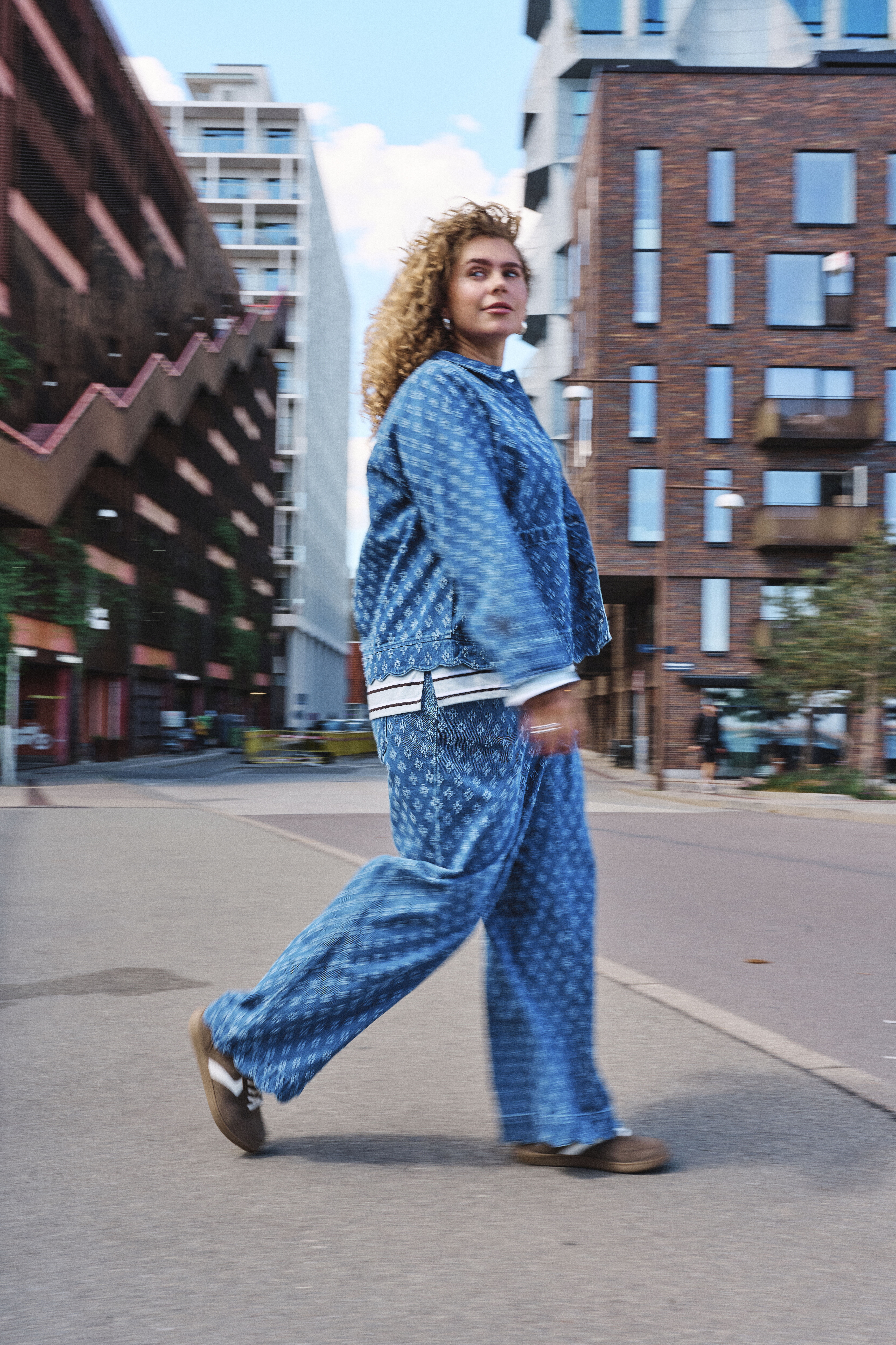 ZizziStyle denim bleu d&eacute;contract&eacute;, , Model