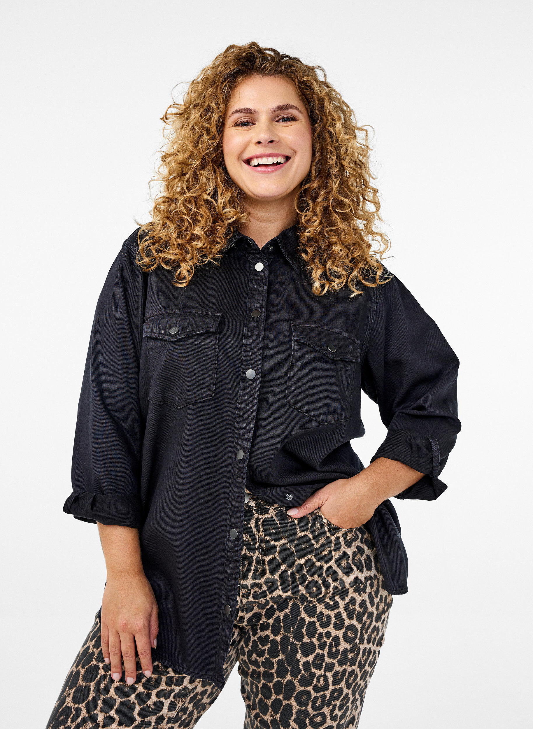 Zizzi Chemise en jean avec poches poitrine, Noir, Model image number 0