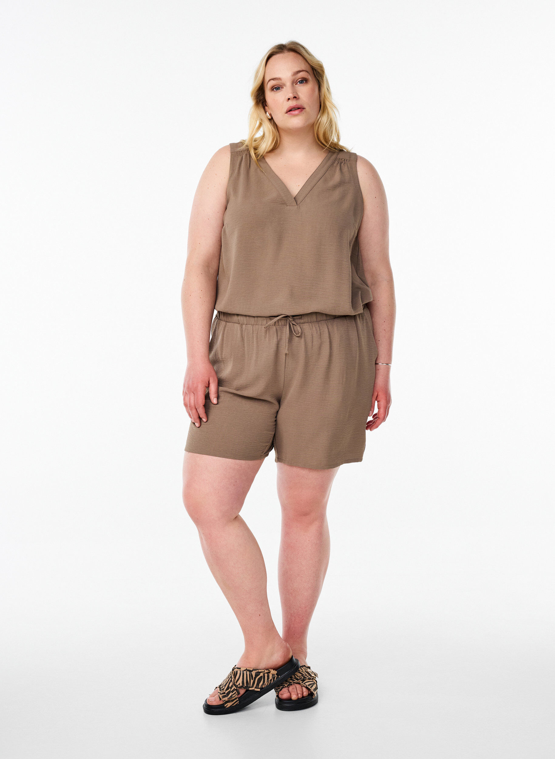 Zizzi Short avec poches et ceinture &eacute;lastique, Marron, Model image number 1