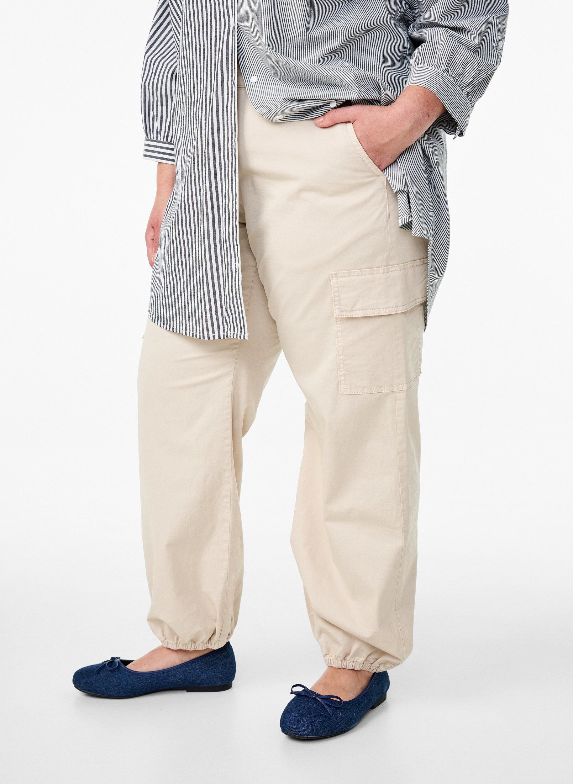 Zizzi Pantalon cargo taille haute, Beige, Model image number 2