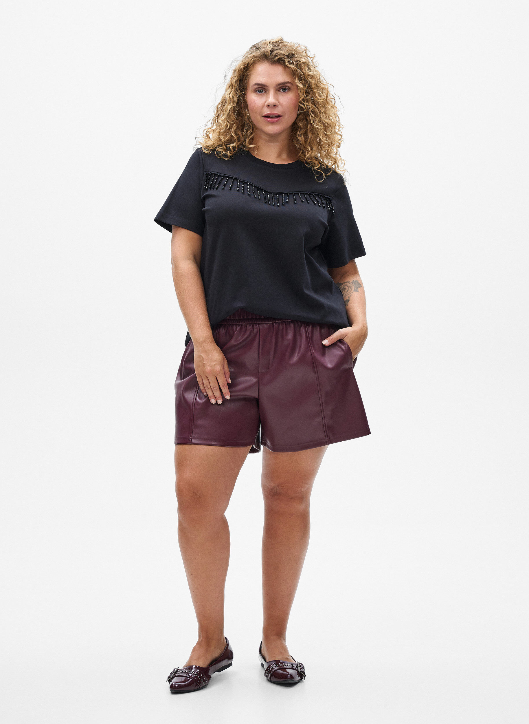 Zizzi Short ample en similicuir avec ceinture &eacute;lastique, Bordeaux fonc&eacute;, Model image number 1