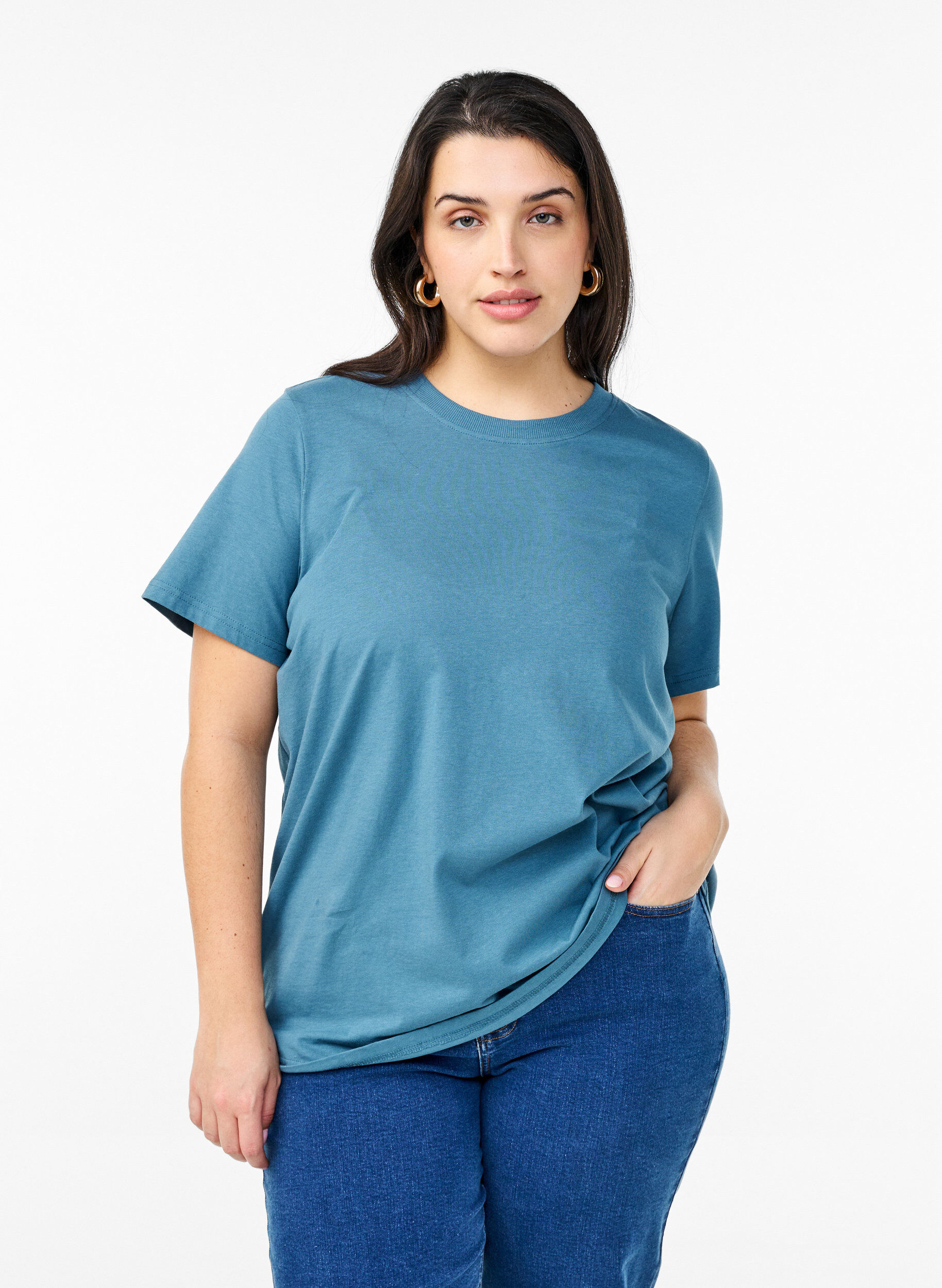 T-shirt basique en coton &agrave; col rond, Gris bleut&eacute;, Model
