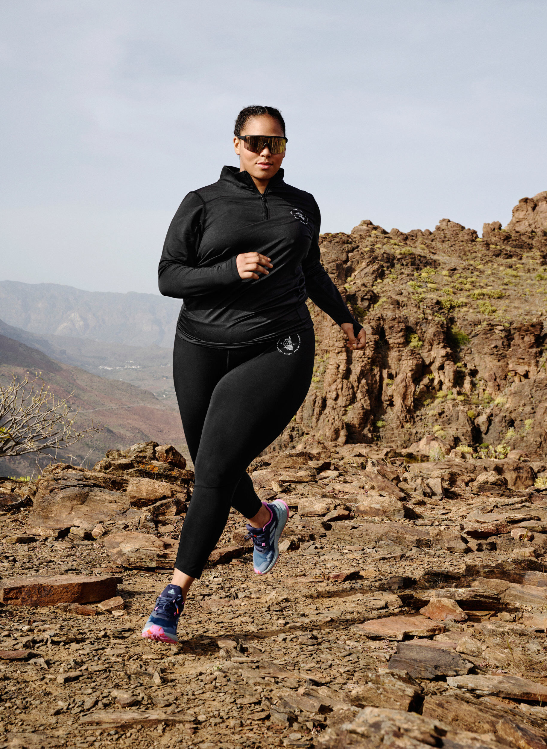 Zizzi Haut de sport &agrave; col montant avec fermeture &eacute;clair, Black, Image image number 1