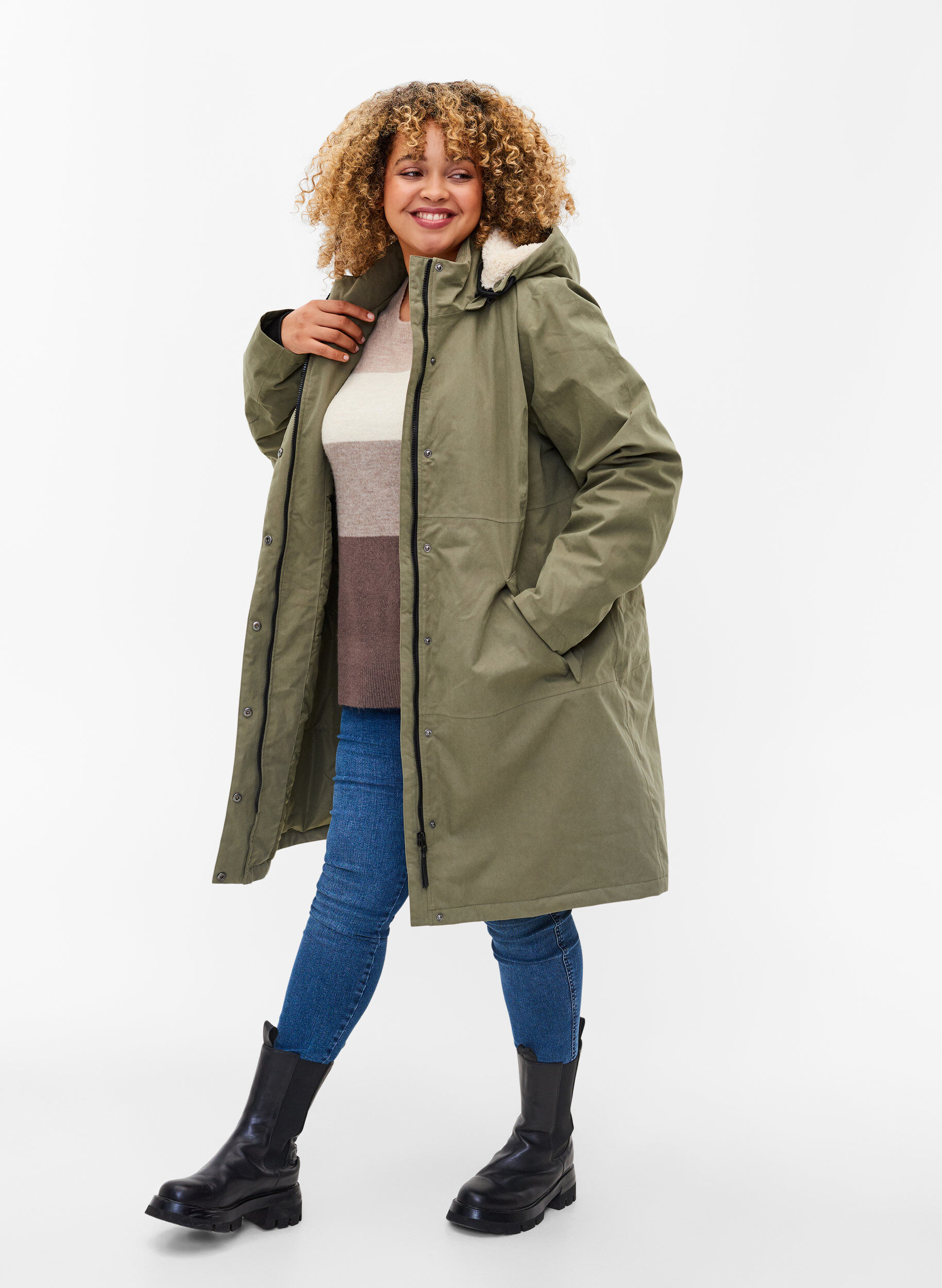 Zizzi Veste imperm&eacute;able avec capuche amovible, Dusty Olive, Model image number 2