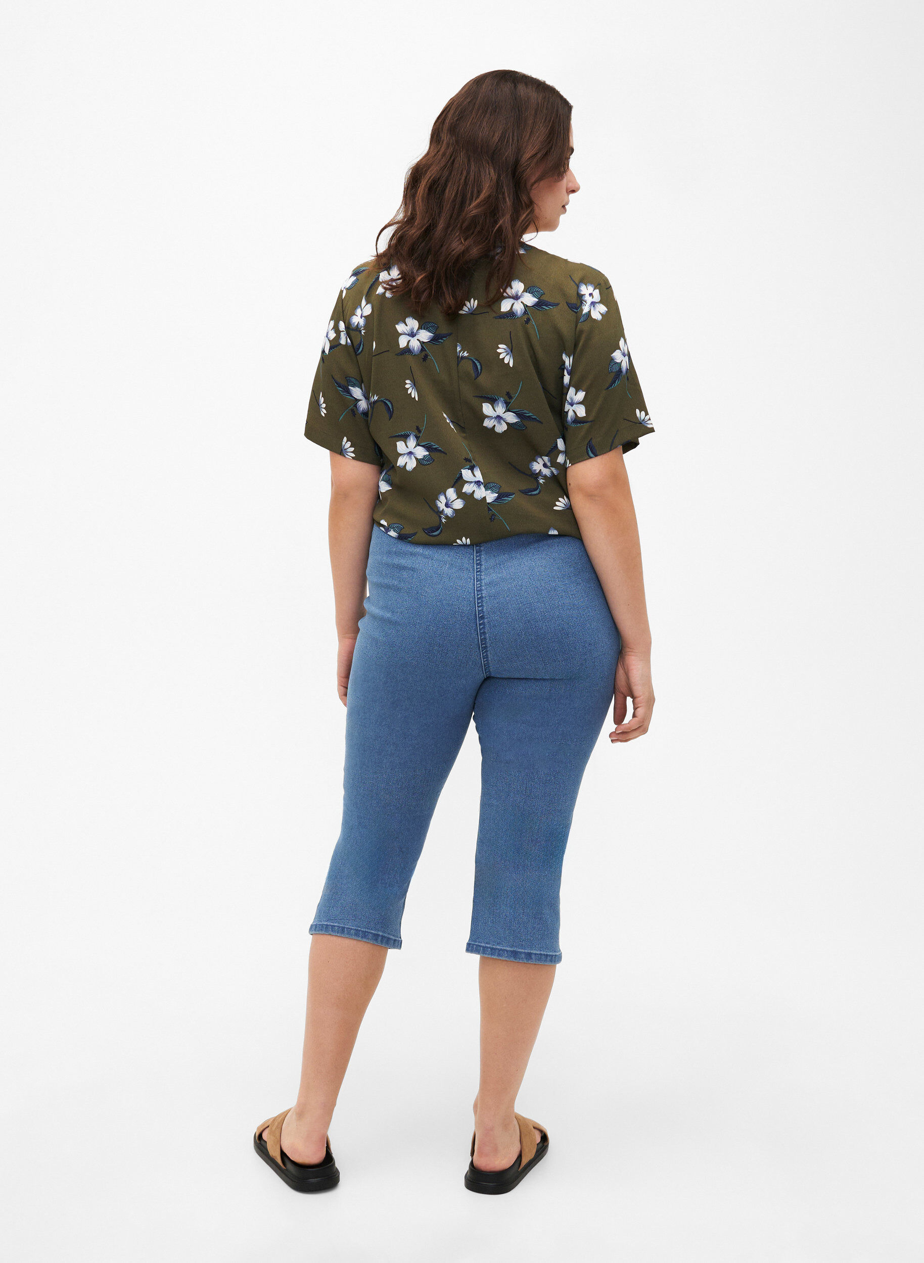 Zizzi FLASH - Pantalon capri en denim &agrave; taille haute et coupe ajust&eacute;e, Bleu Clair, Model image number 2