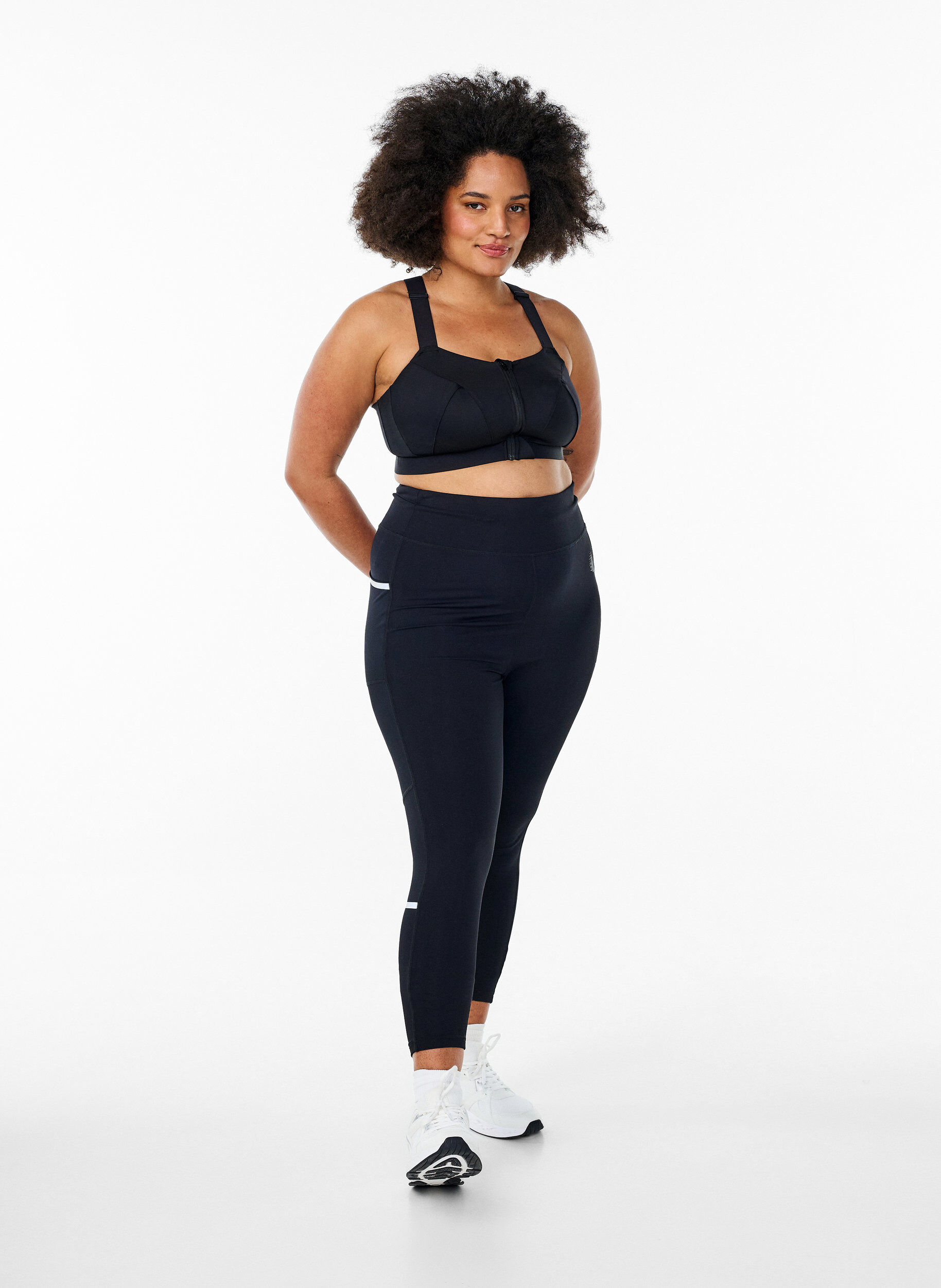 Zizzi Leggings de course &agrave; compression l&eacute;g&egrave;re et poches lat&eacute;rales, Noir, Model image number 1