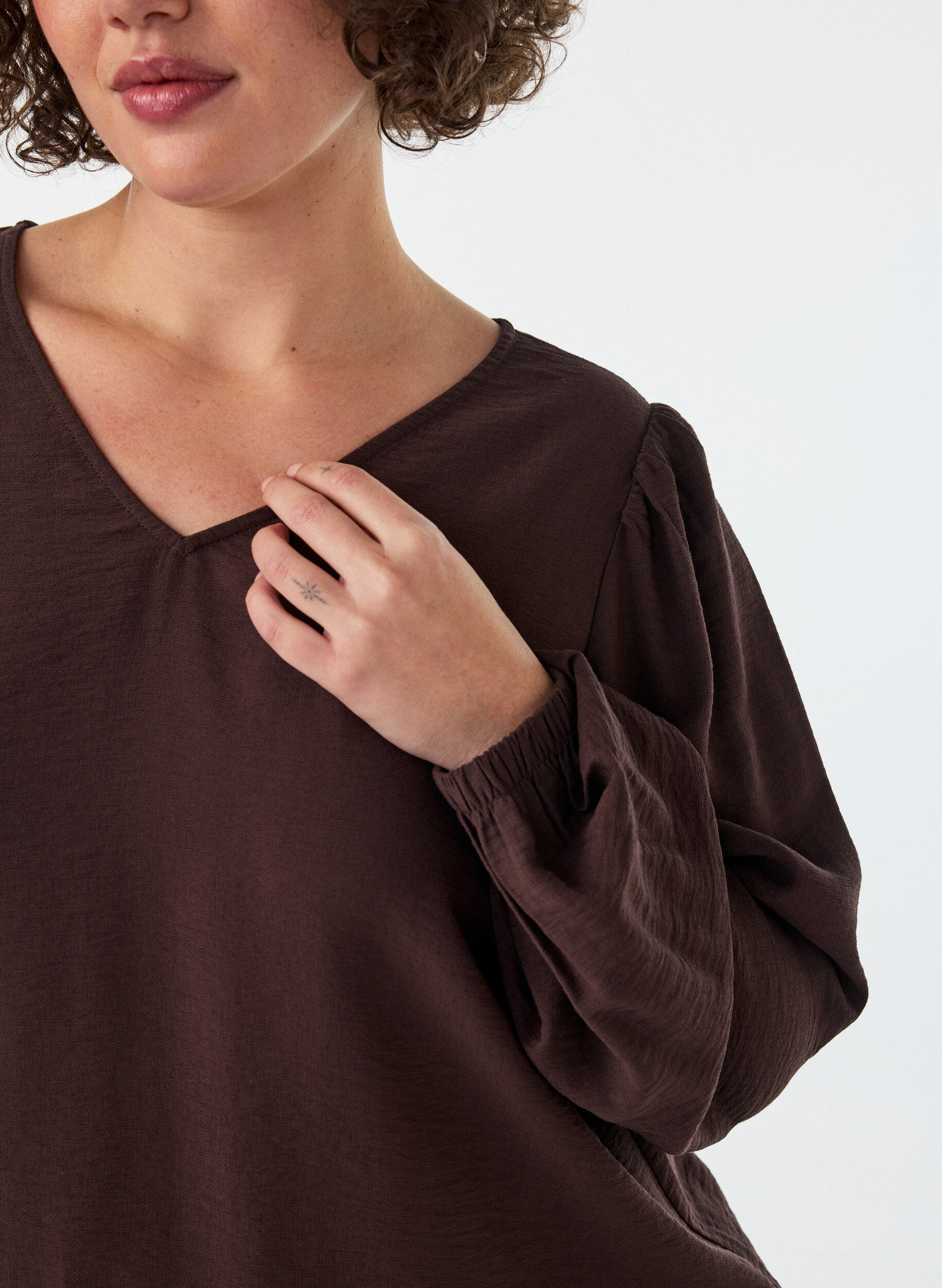 ZizziBlouse en viscose &agrave; col V et coupe ballon, Marron, Model image number 3