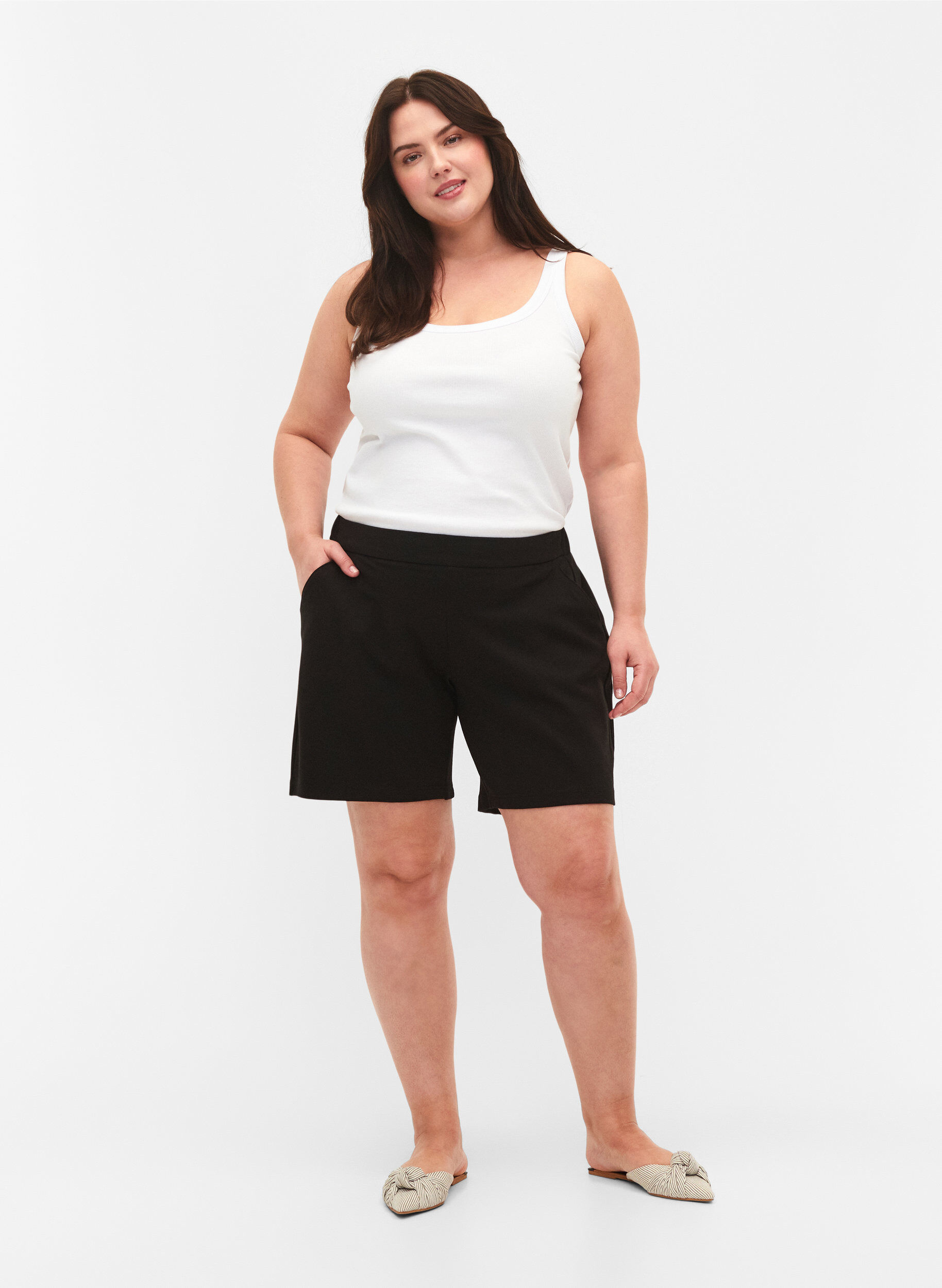 Zizzi Short Maddison, coupe r&eacute;guli&egrave;re, Black, Model image number 3