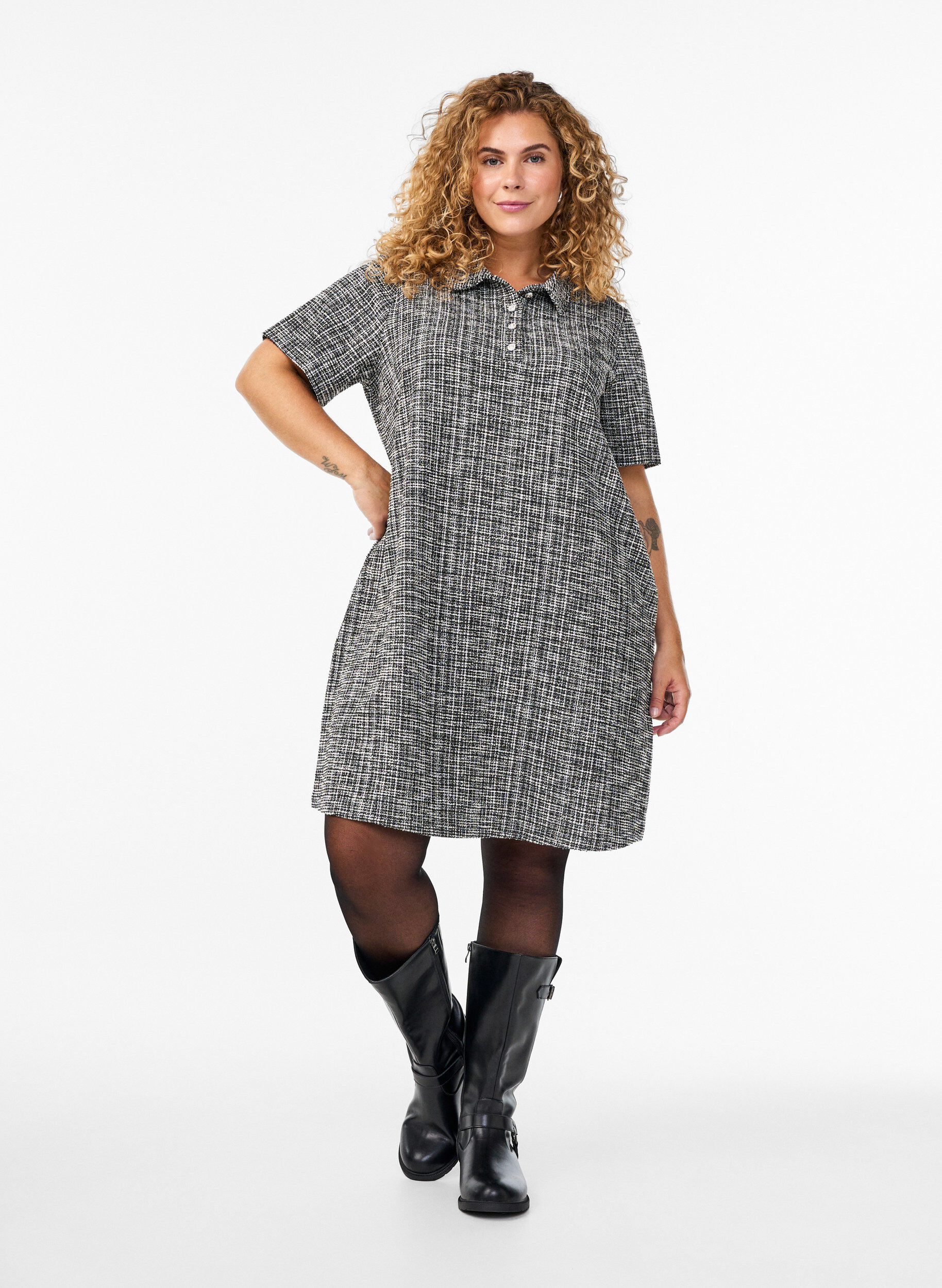 Zizzi Robe courte en jersey textur&eacute; &agrave; carreaux graphiques, Vanille, Model image number 1