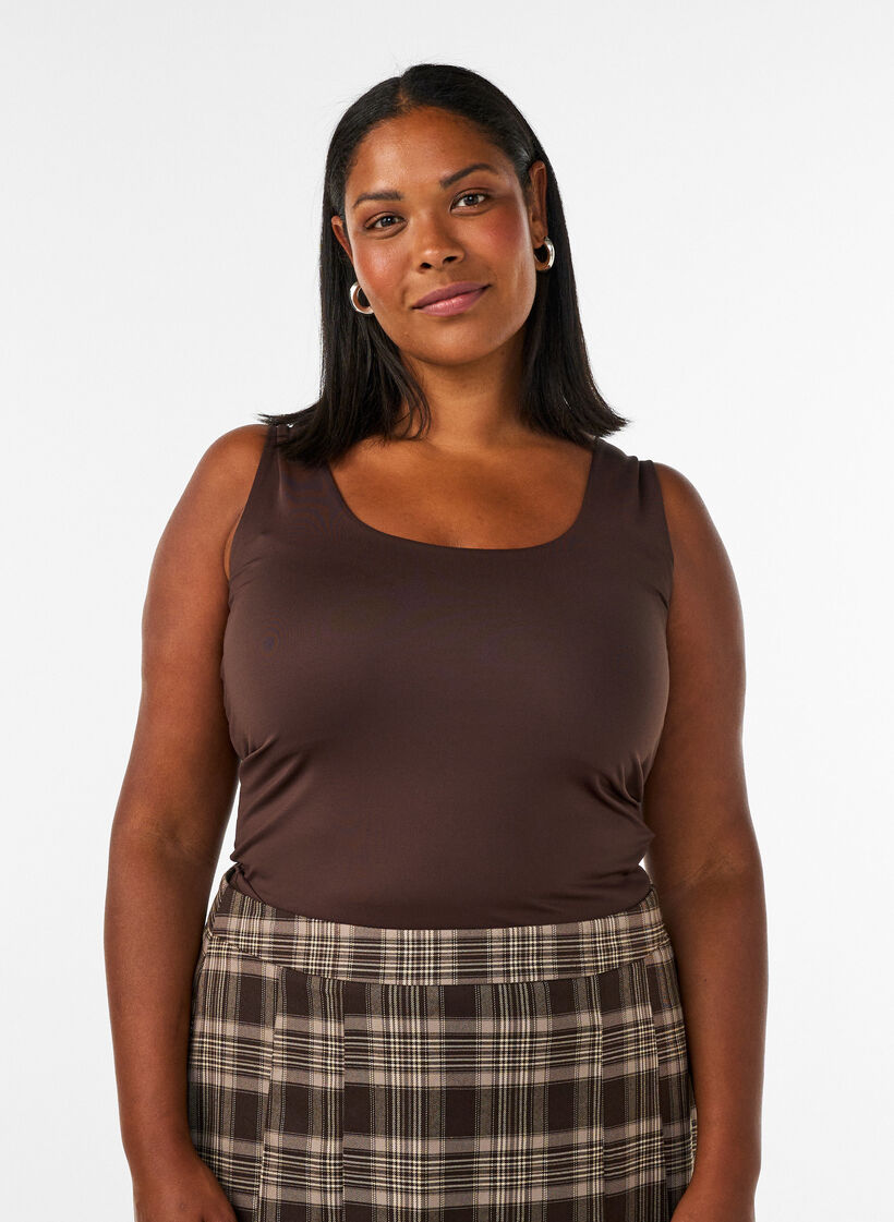 Top Basic ajust&eacute; en tissu lisse, Marron, Model image number 0