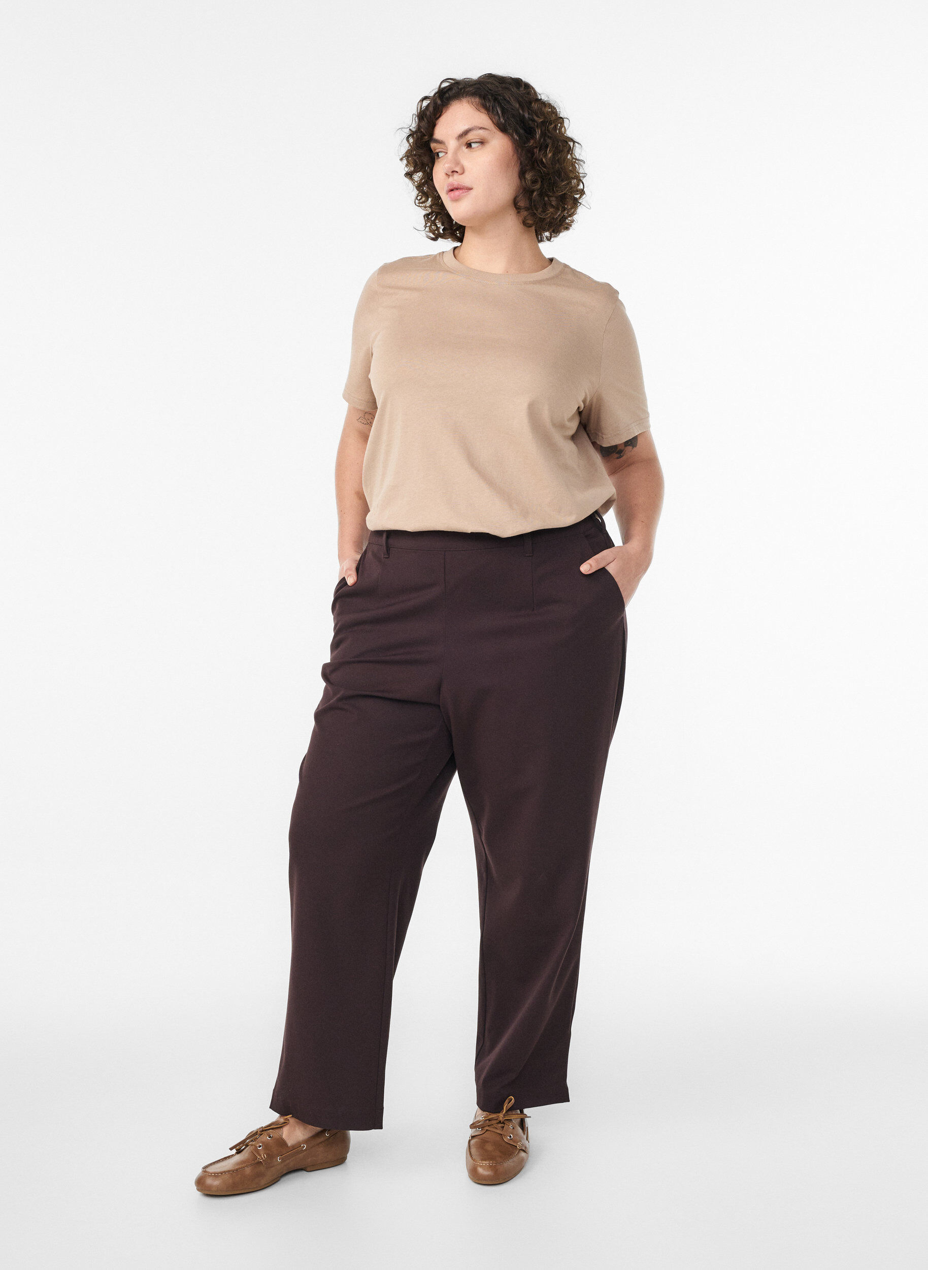 Zizzi T-shirt basique en coton &agrave; col rond, Beige, Model image number 1