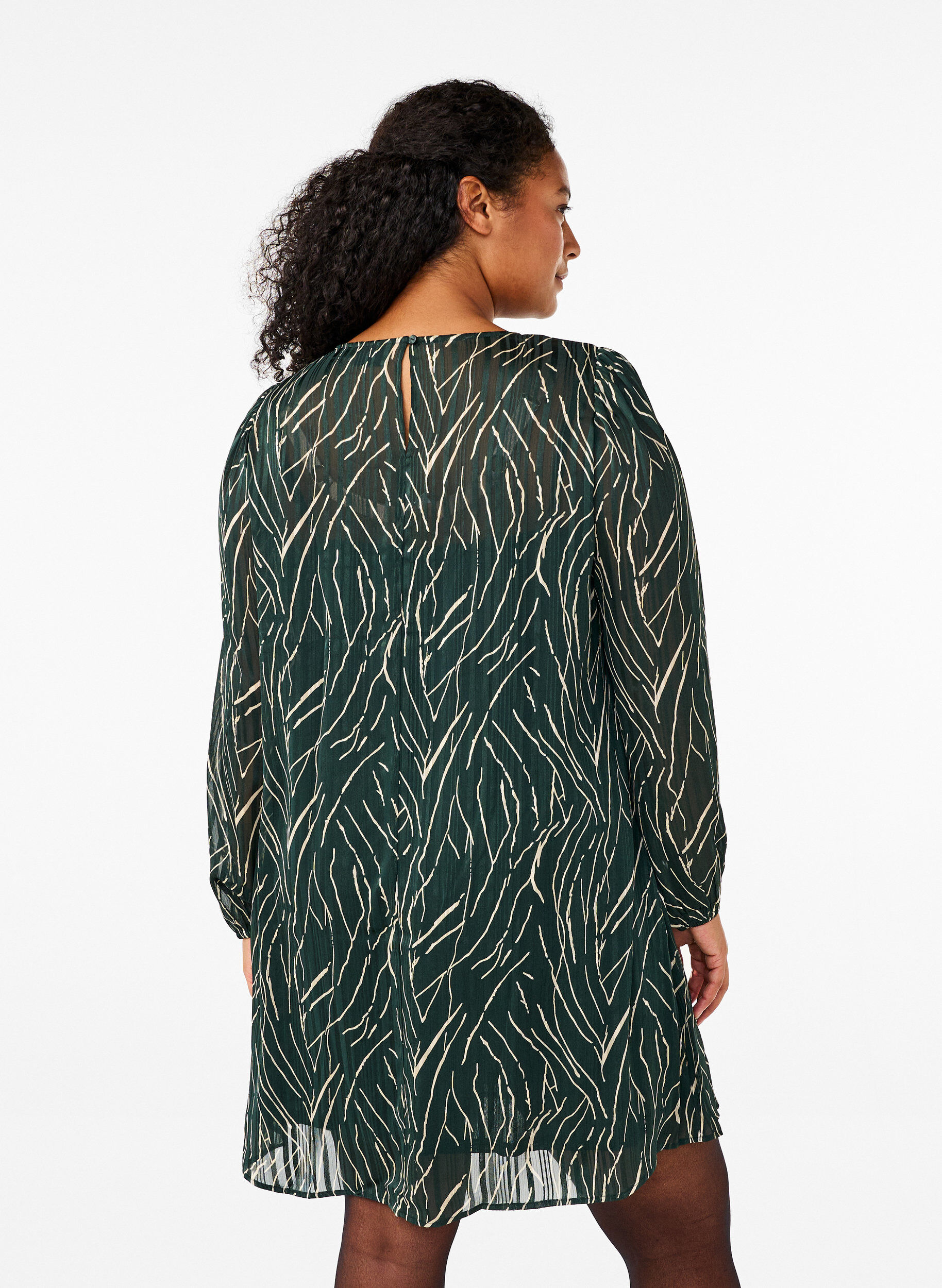 Zizzi Robe courte imprim&eacute;e &agrave; col rond, Scarab Safari AOP, Model image number 1