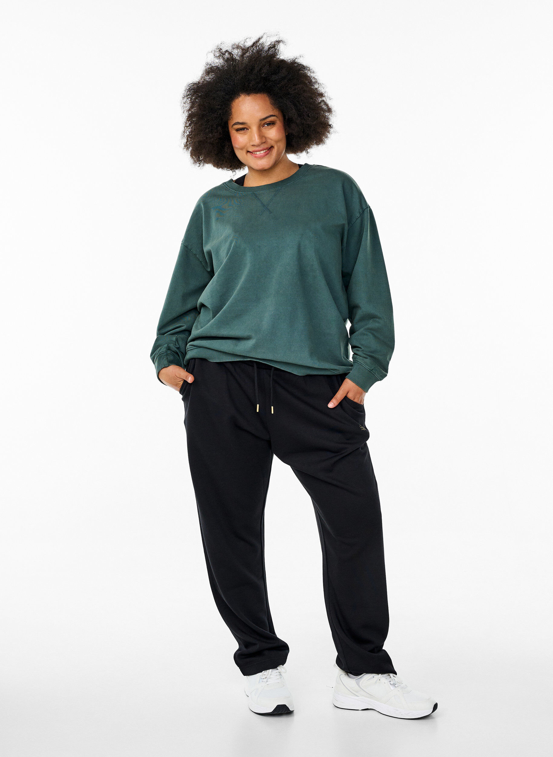 Zizzi Sweat-shirt ample &agrave; l'aspect d&eacute;lav&eacute;, Vert fonc&eacute;, Model image number 1
