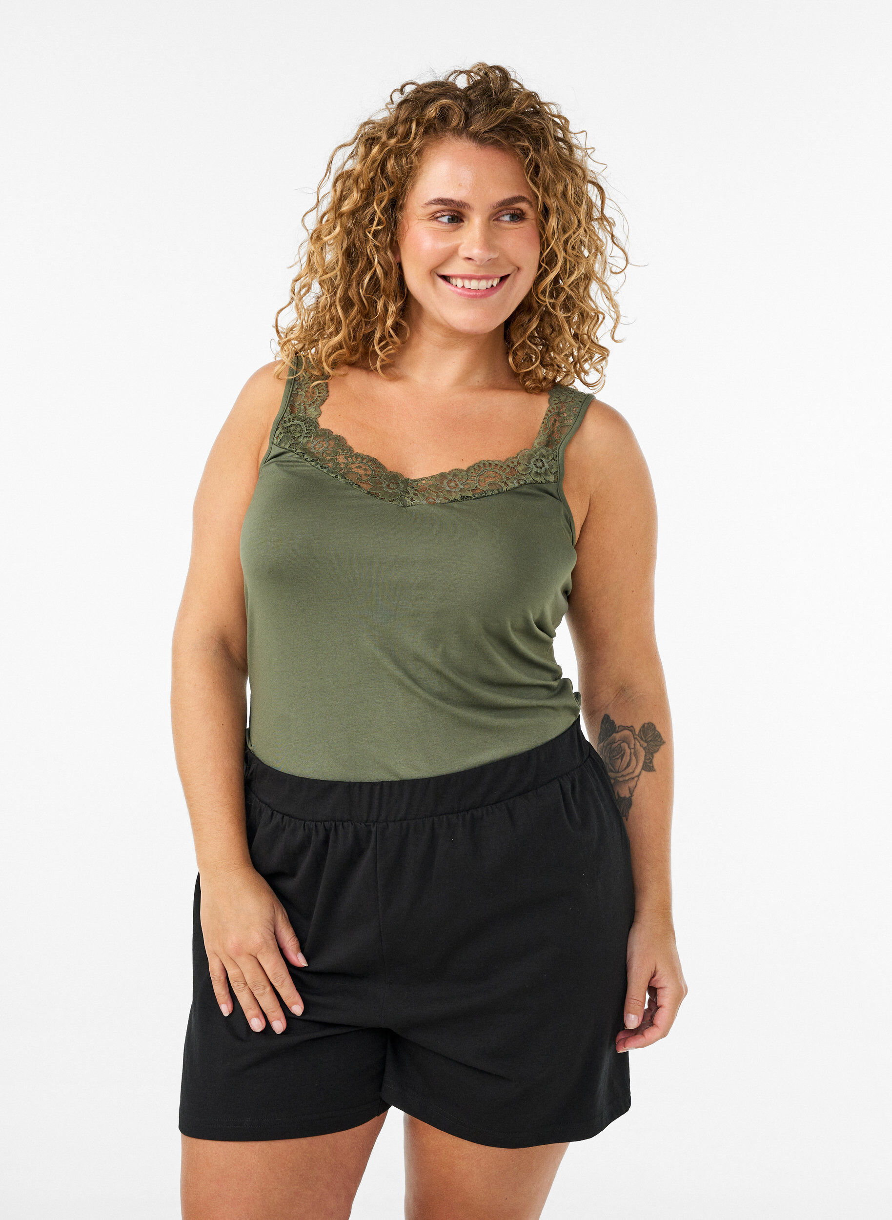 ZizziTop en viscose avec bord en dentelle, Vert, Model image number 0
