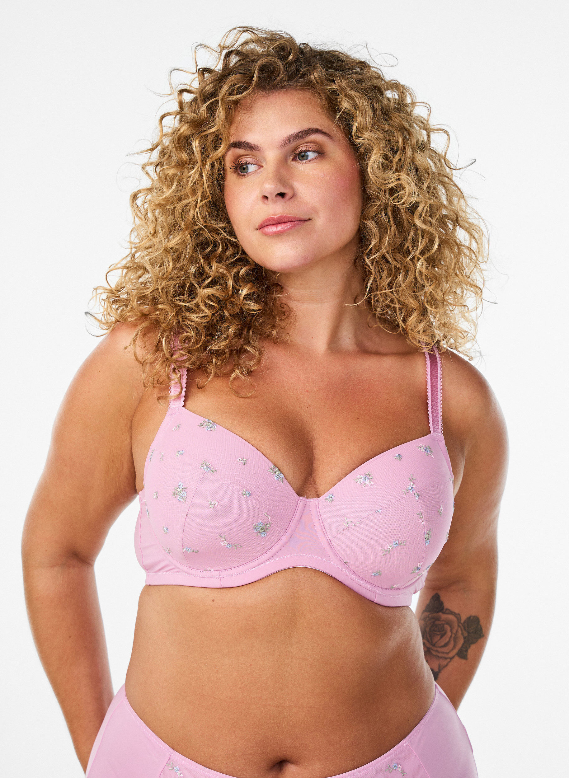 Zizzi Soutien-gorge rembourr&eacute; avec maille et broderie florale, Rose poudr&eacute;e, Model image number 0
