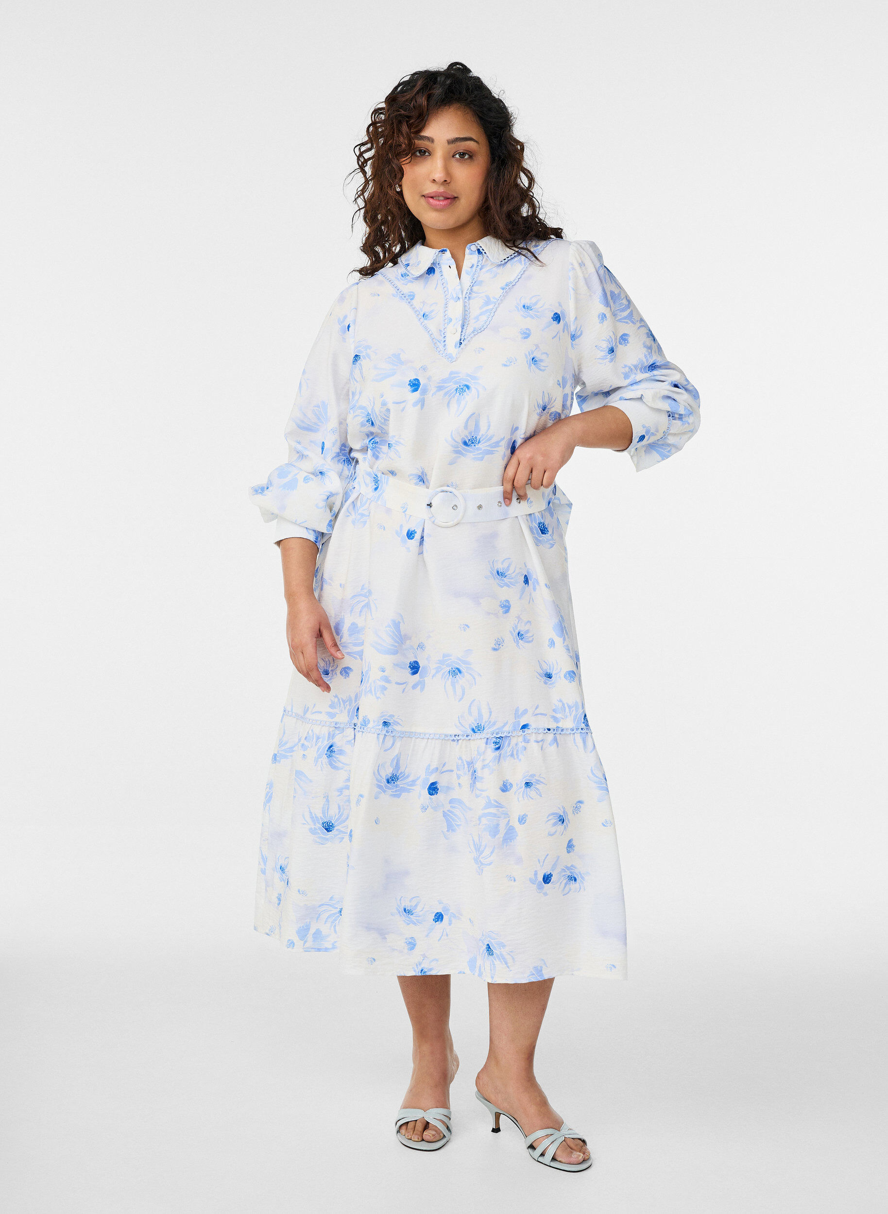 Zizzi Robe midi fleurie avec ceinture et manches longues, Bleu Clair, Model image number 0