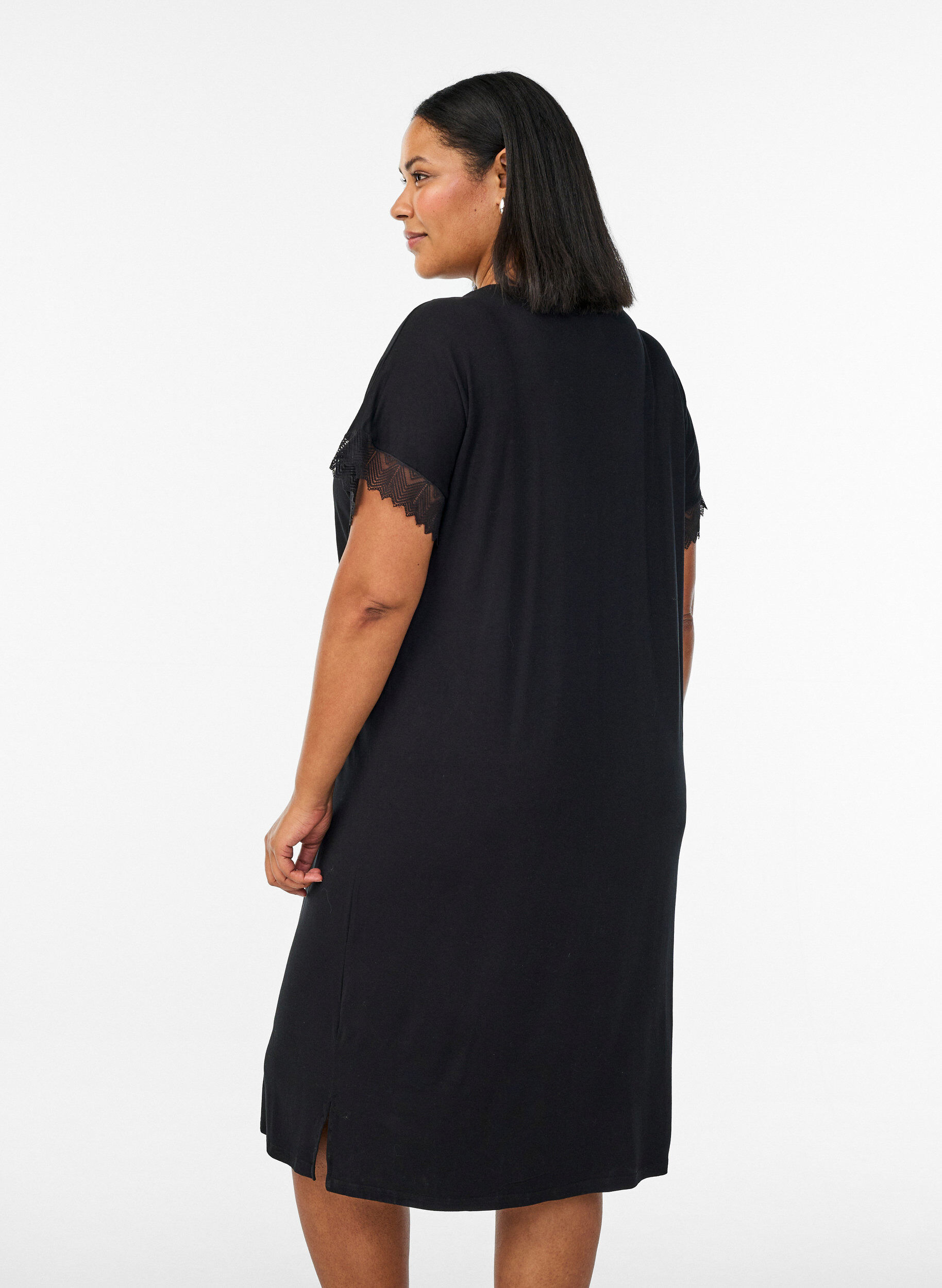 Zizzi Chemise de nuit en viscose manches courtes dentelle, Noir, Model image number 2