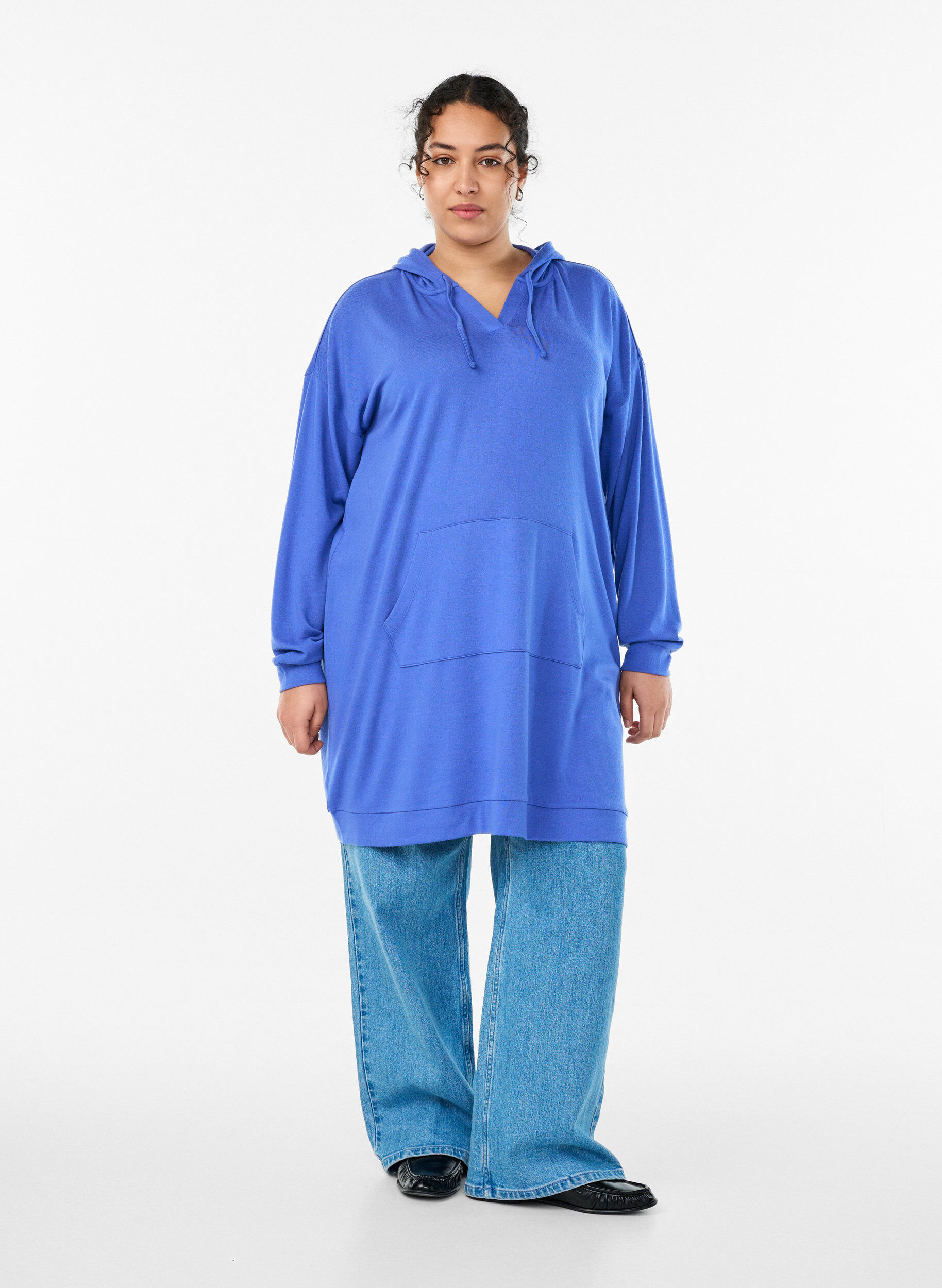 Zizzi Robe sweat &agrave; capuche courte avec poche kangourou, Bleu, Model image number 1