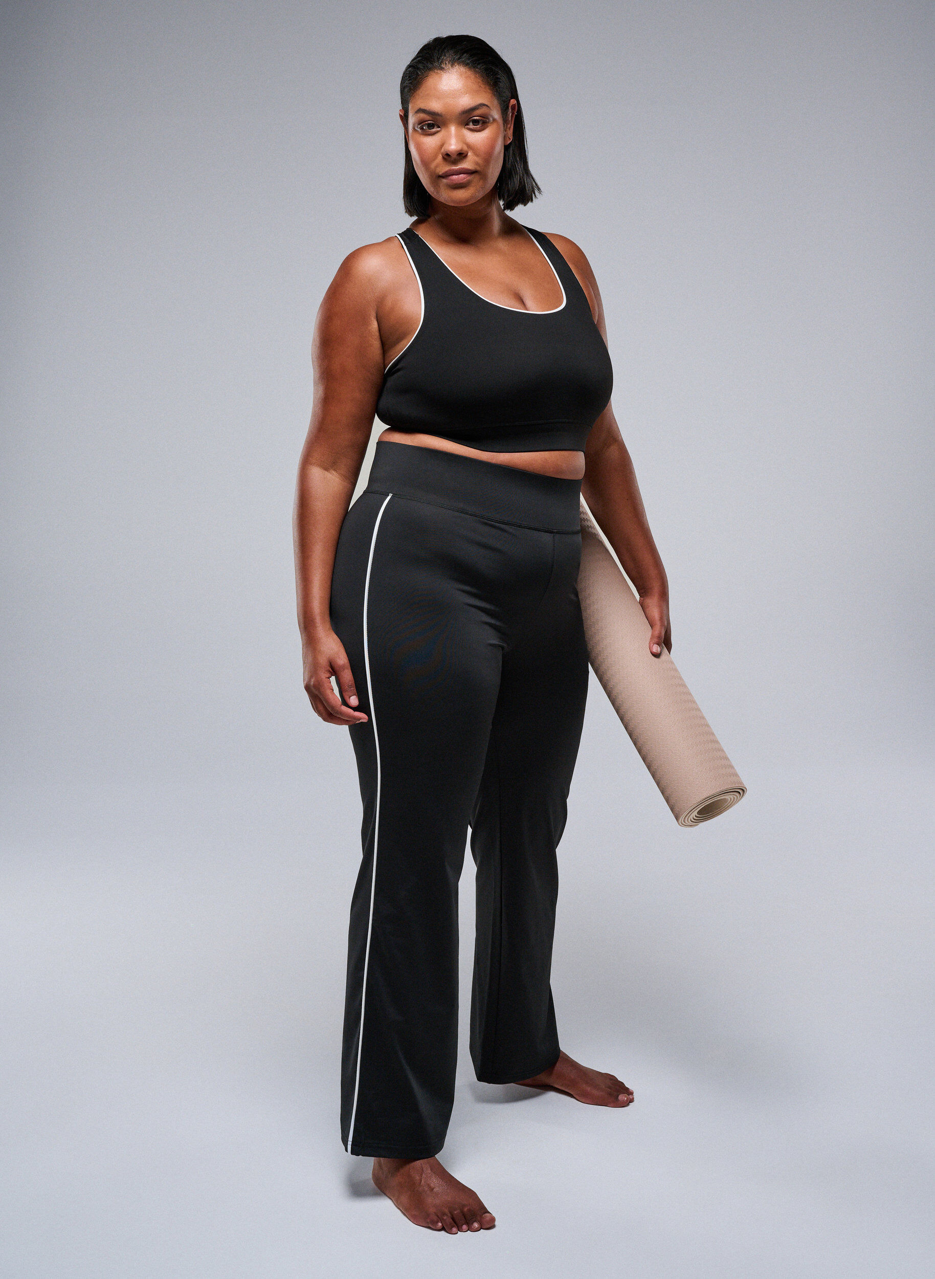 Zizzi Pantalon de sport &eacute;vas&eacute; avec liser&eacute; contrastant, Noir, Image image number 0