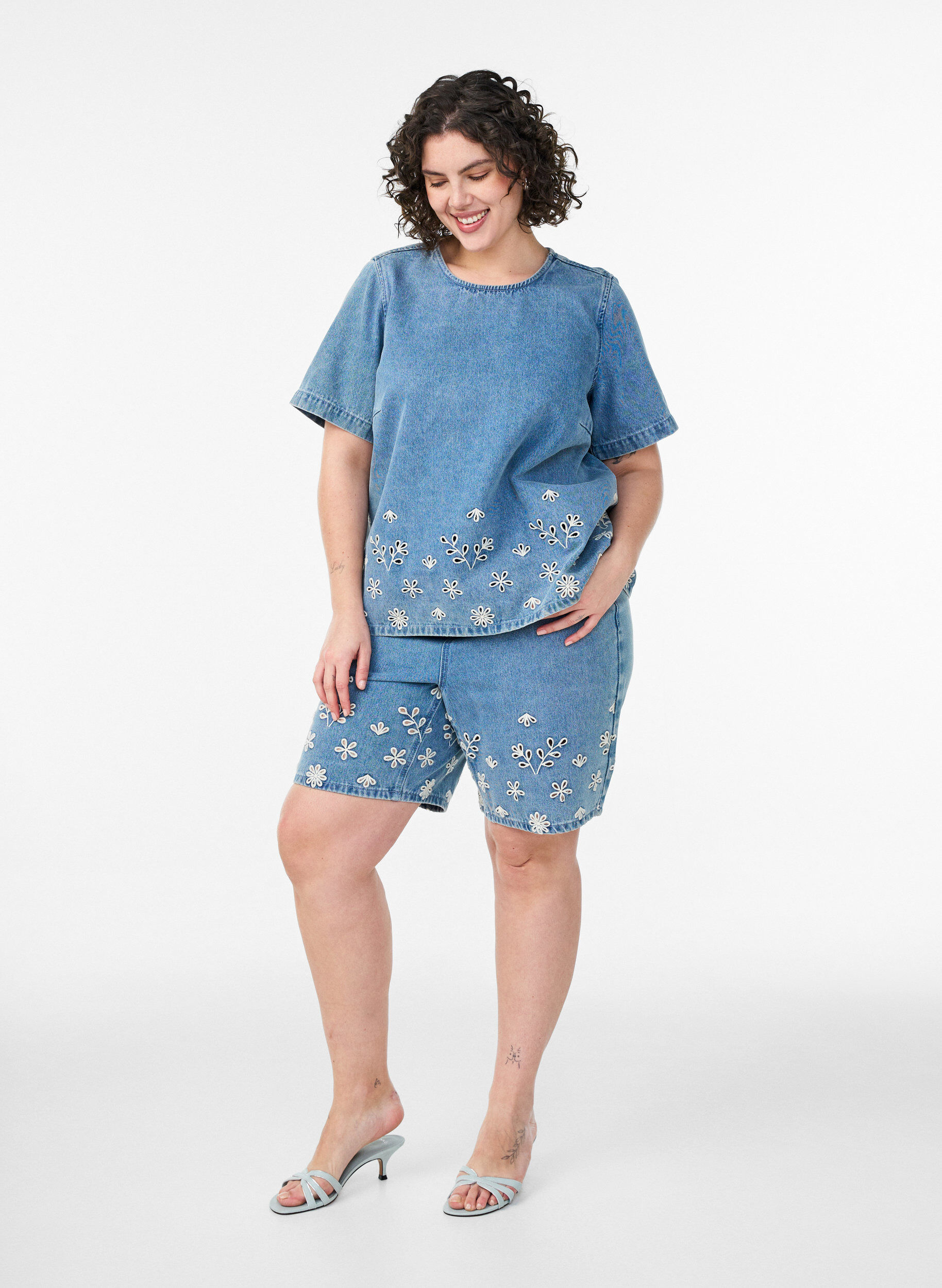 Zizzi Blouse en jean &agrave; manches courtes avec broderie anglaise, Bleu Clair, Model image number 1