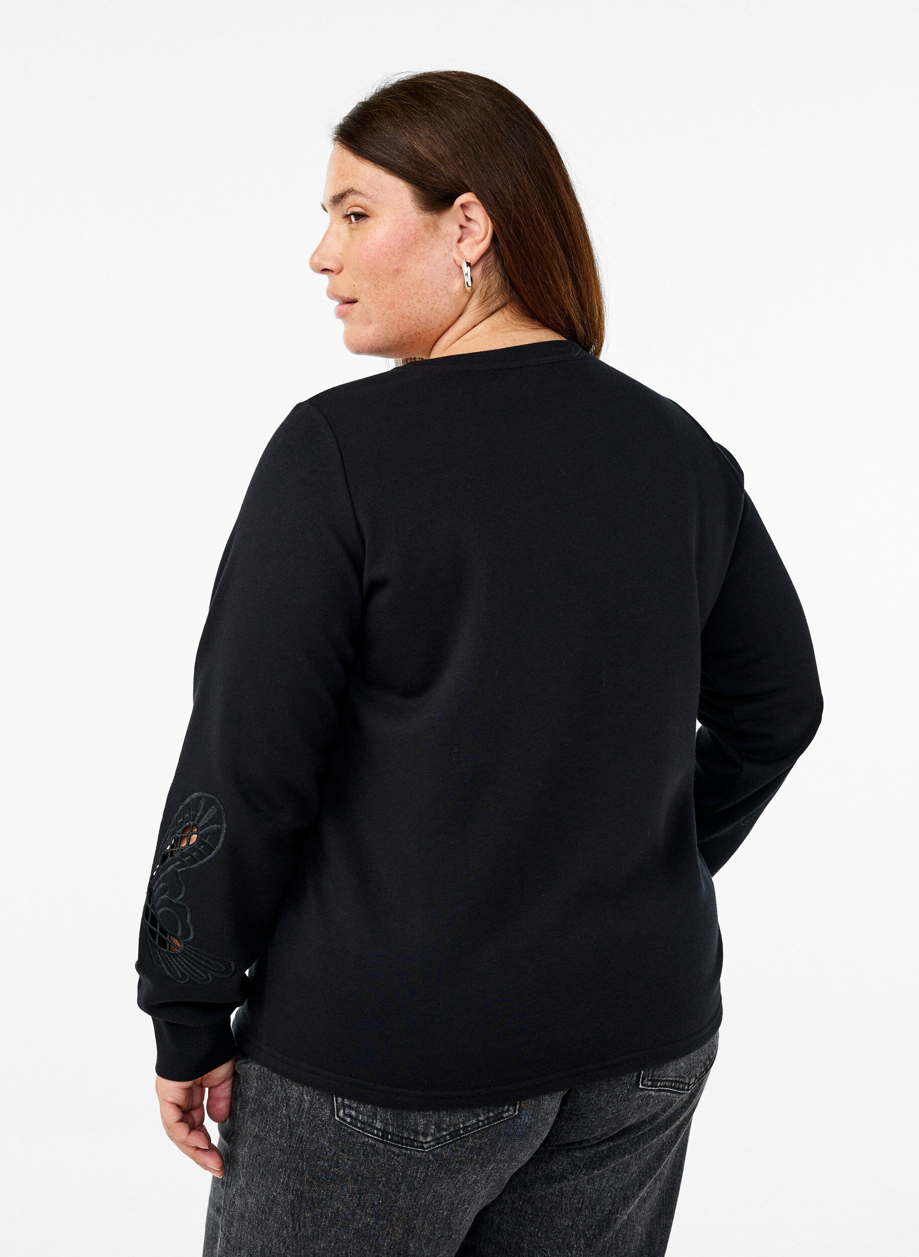 Zizzi Sweatshirt avec d&eacute;coupes &agrave; motifs brod&eacute;s, Black, Model image number 1