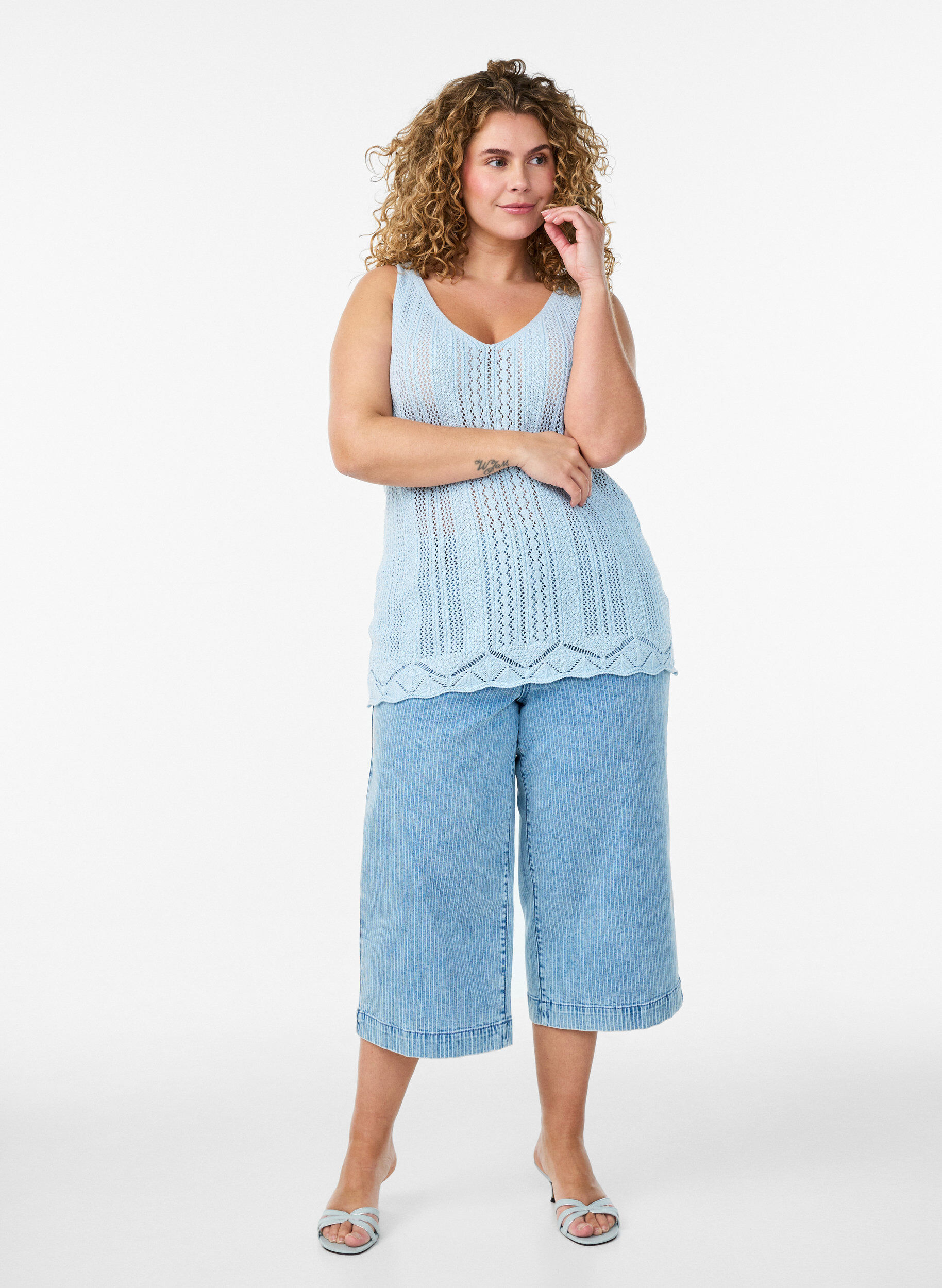 Zizzi Top en maille avec broderie ajour&eacute;e et col V, Bleu Clair, Model image number 1