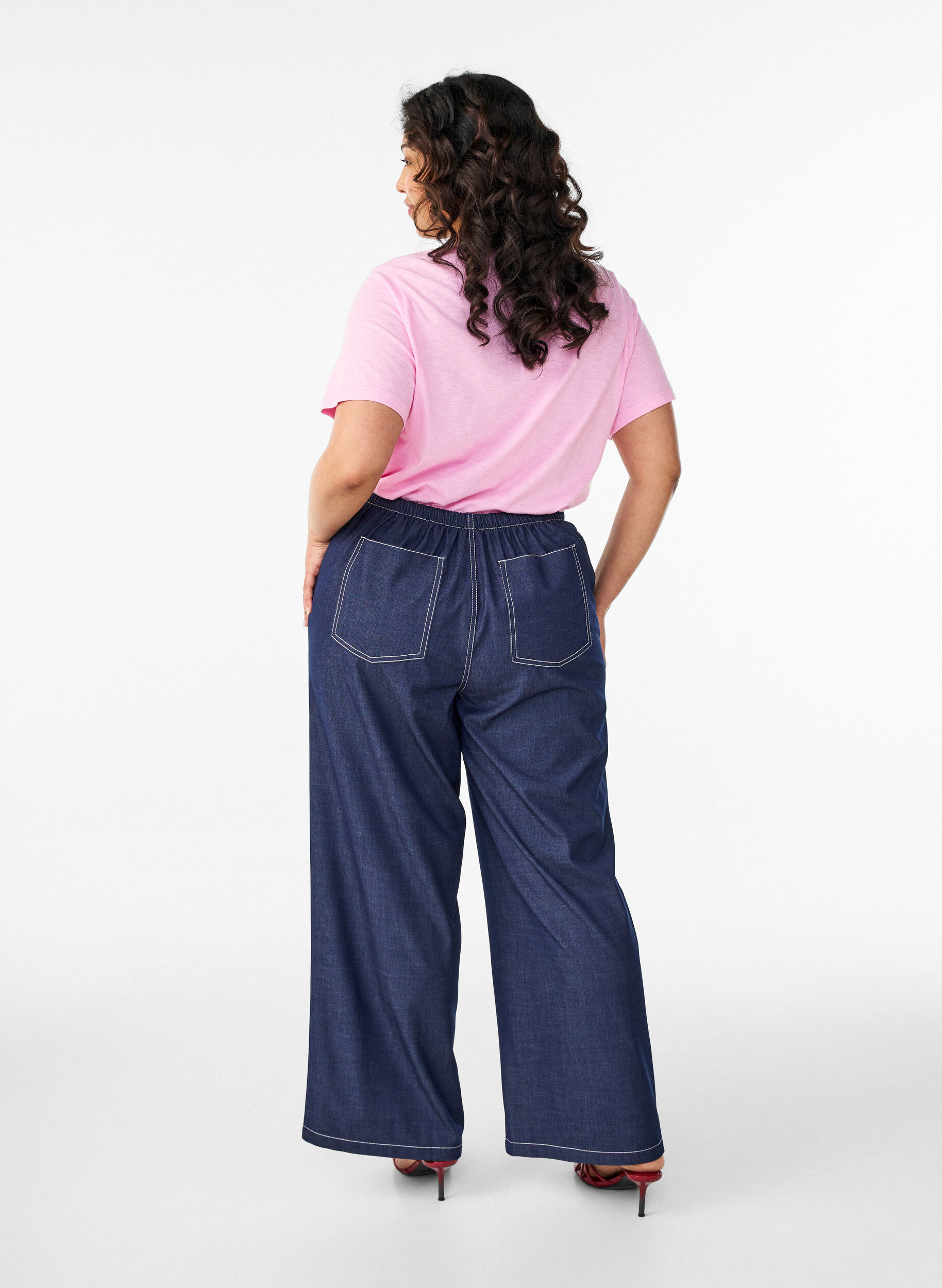 Zizzi Pantalon aspect denim avec des surpiq&ucirc;res contrastantes, Bleu, Model image number 1