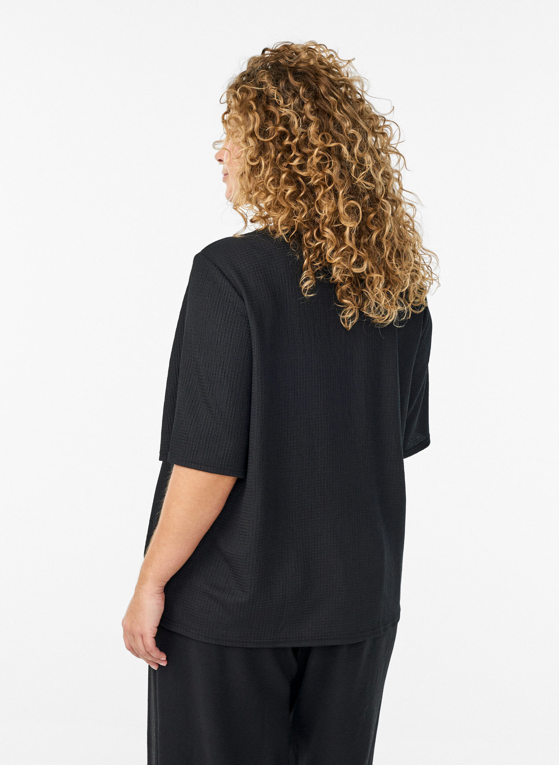 Zizzi Blouse textur&eacute;e &agrave; manches courtes et fermeture boutonn&eacute;e, Noir, Model image number 2