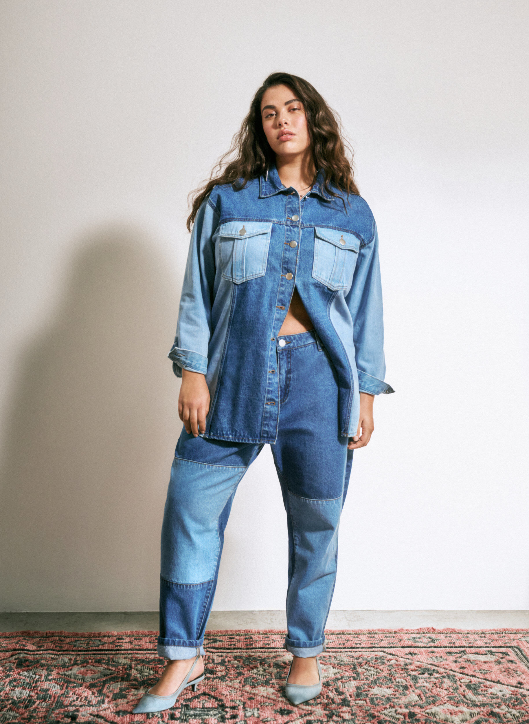 Zizzi Jean Mille coupe mom avec blocs de couleurs contrast&eacute;es et taille haute, Light Blue Denim, Image image number 0