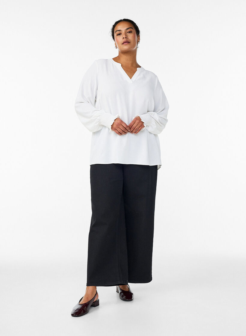 Blouse avec poignets smock&eacute;s et col en V, Vanille, Model image number 1