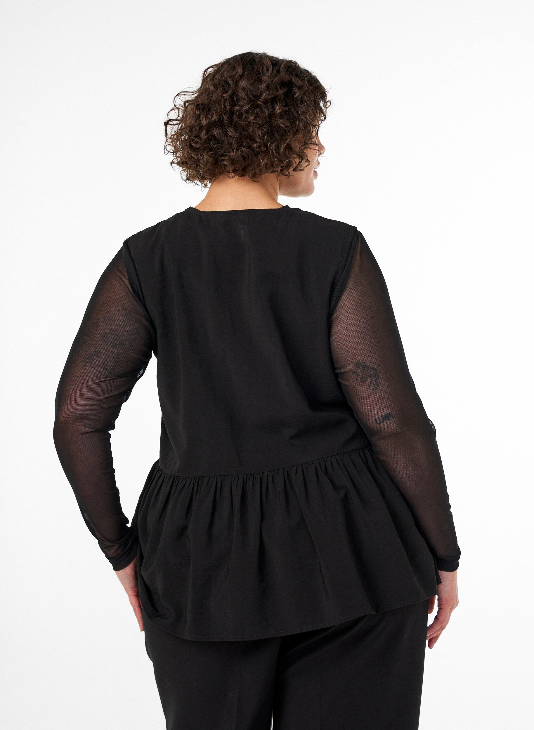 ZizziBlouse p&eacute;plum sans manches avec boutons d&eacute;coratifs, Noir, Model image number 2