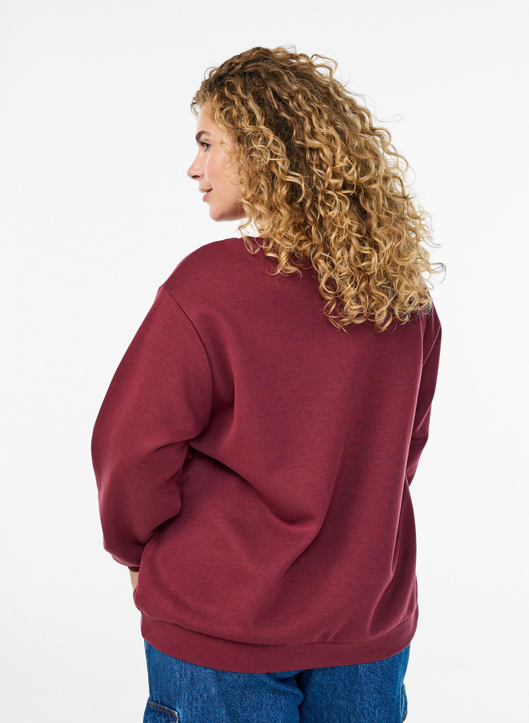 Zizzi Sweat-shirt avec motif Milan brod&eacute;, Bordeaux fonc&eacute;, Model image number 2
