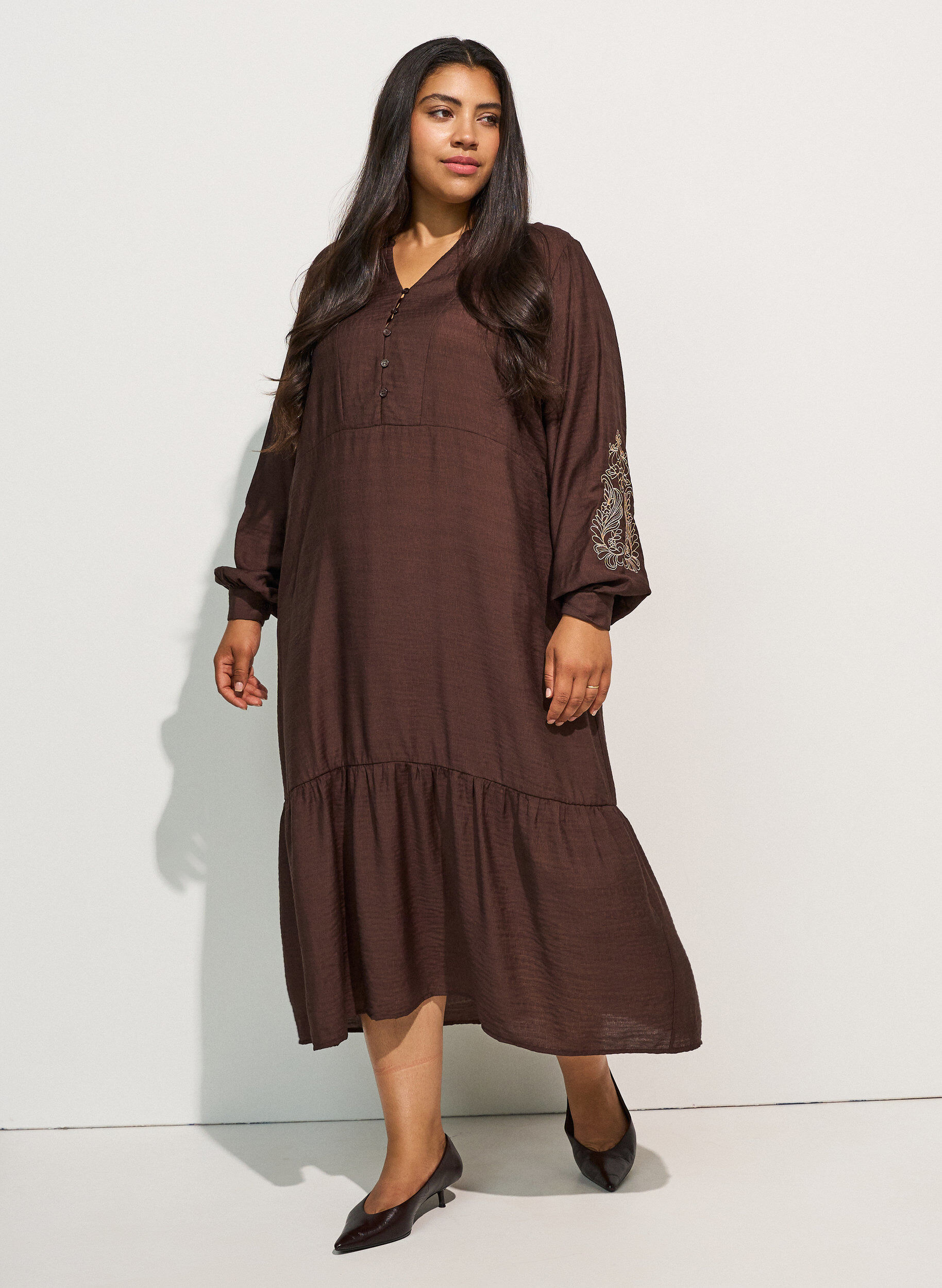Robe en viscose avec broderies et volants &eacute;tag&eacute;s, Marron, Model