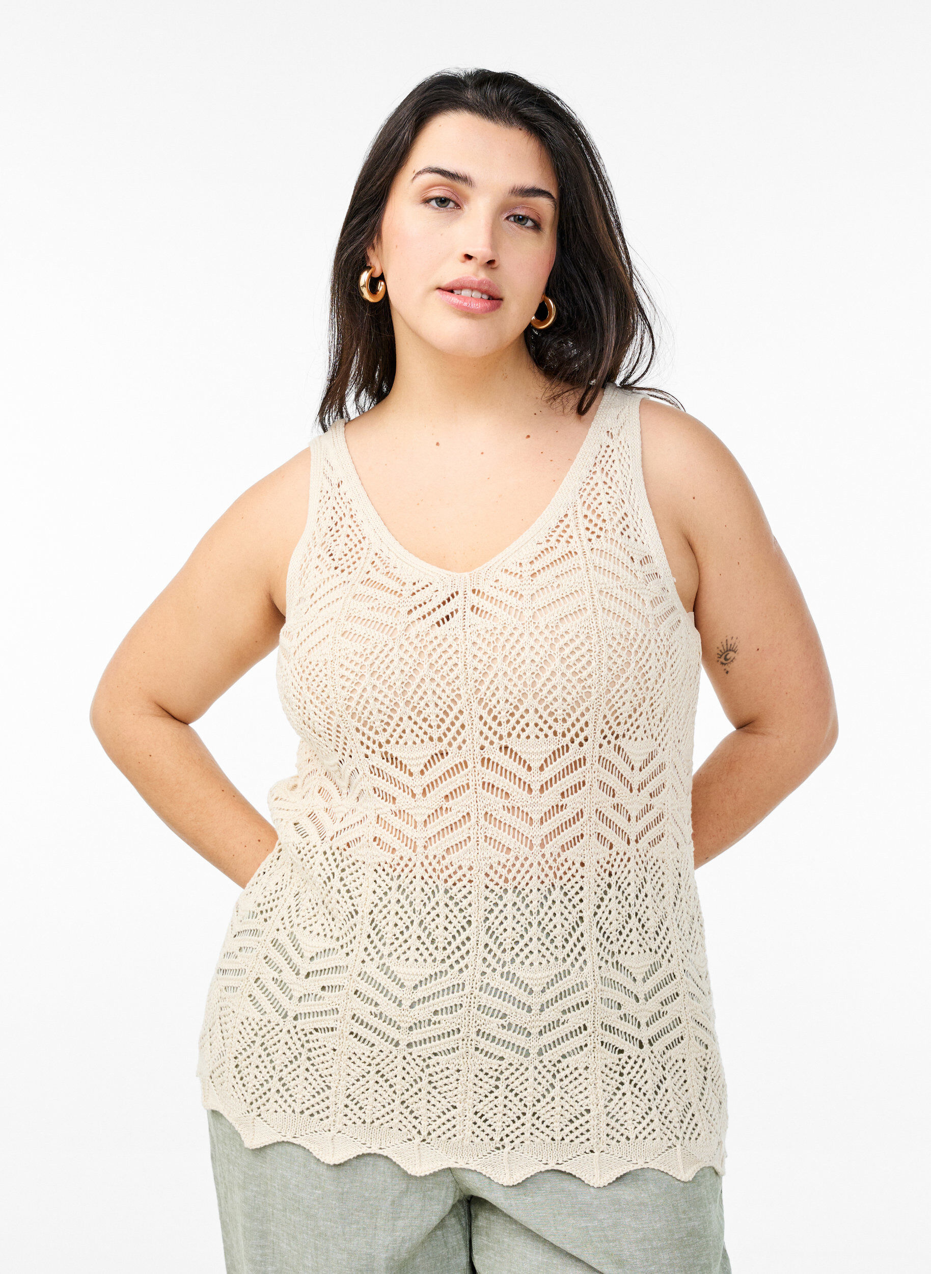 Zizzi Haut sans manches en tricot avec col en V, Beige, Model image number 0