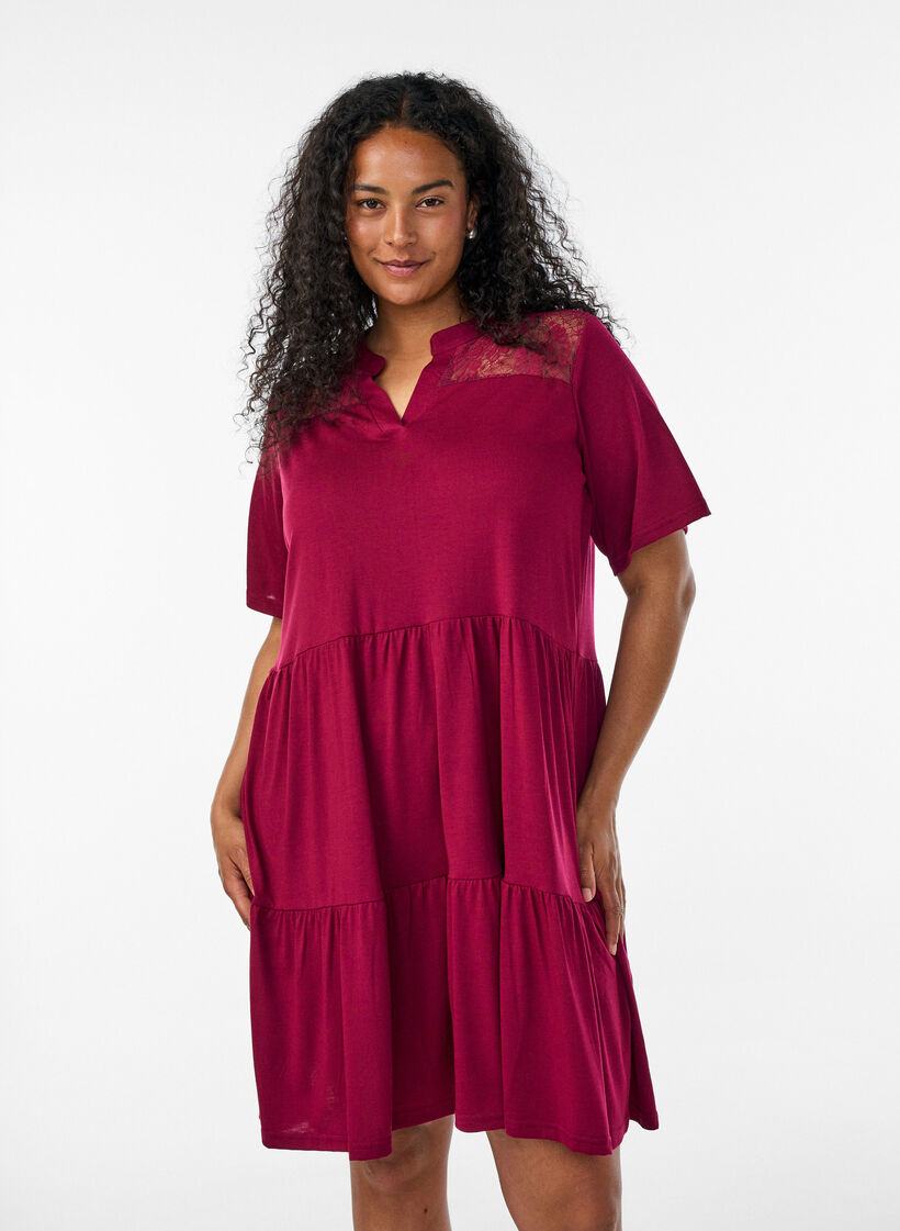 Robe en jersey avec d&eacute;tails en dentelle et jupe superpos&eacute;e, Rouge, Model image number 0