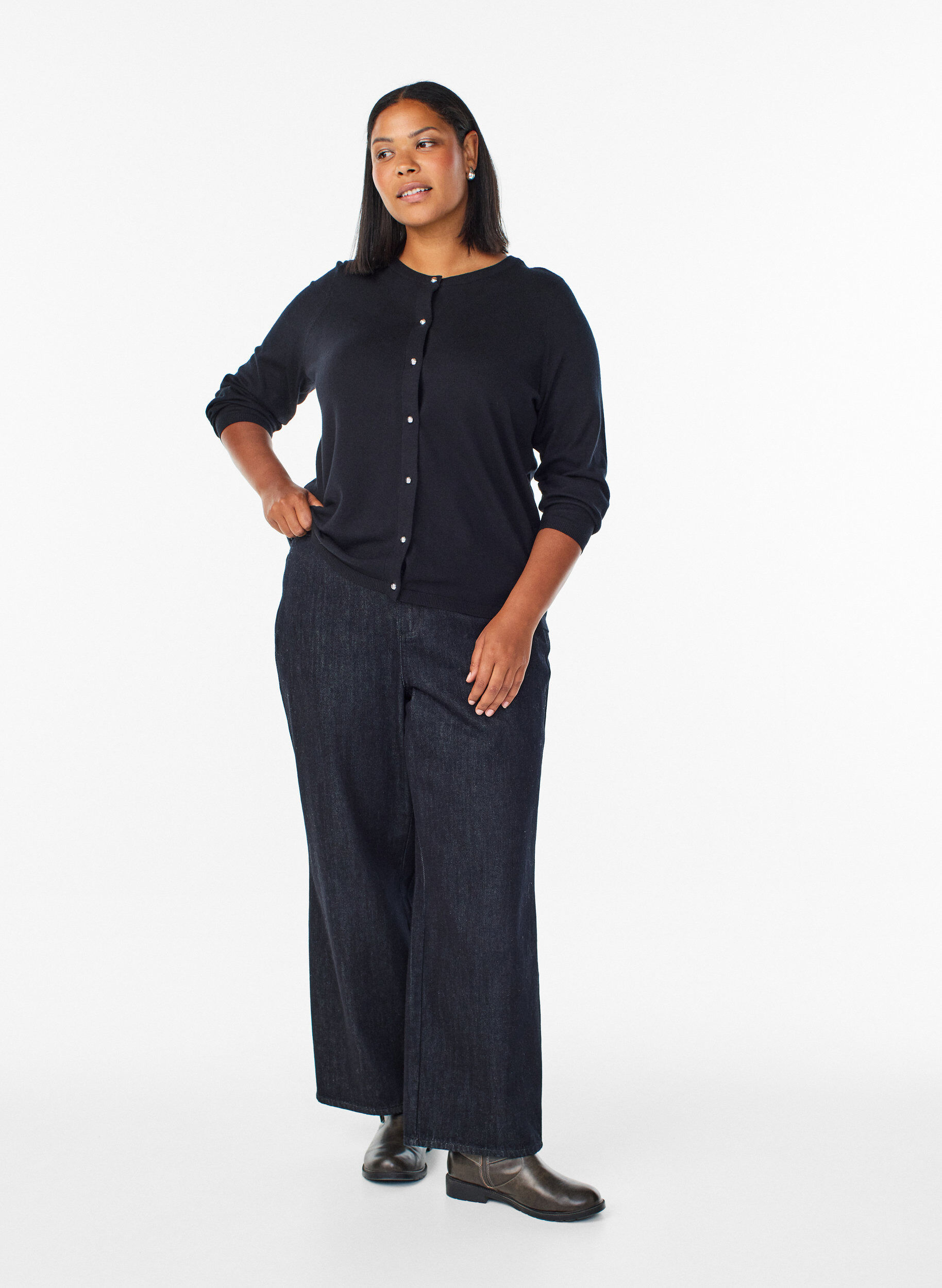 Zizzi Cardigan &agrave; boutons ronds, Noir, Model image number 1