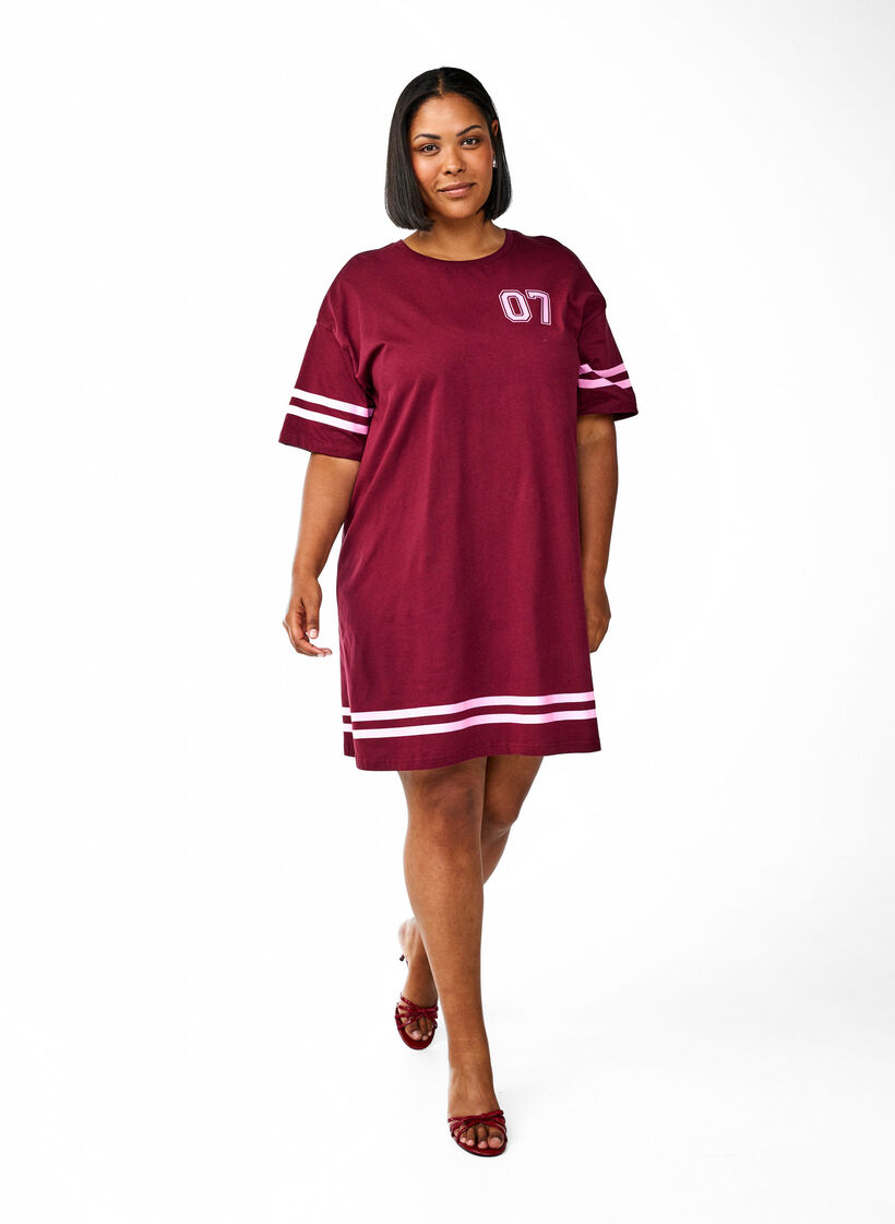 Robe T-shirt courte avec d&eacute;tails sport, Bordeaux fonc&eacute;, Model image number 1