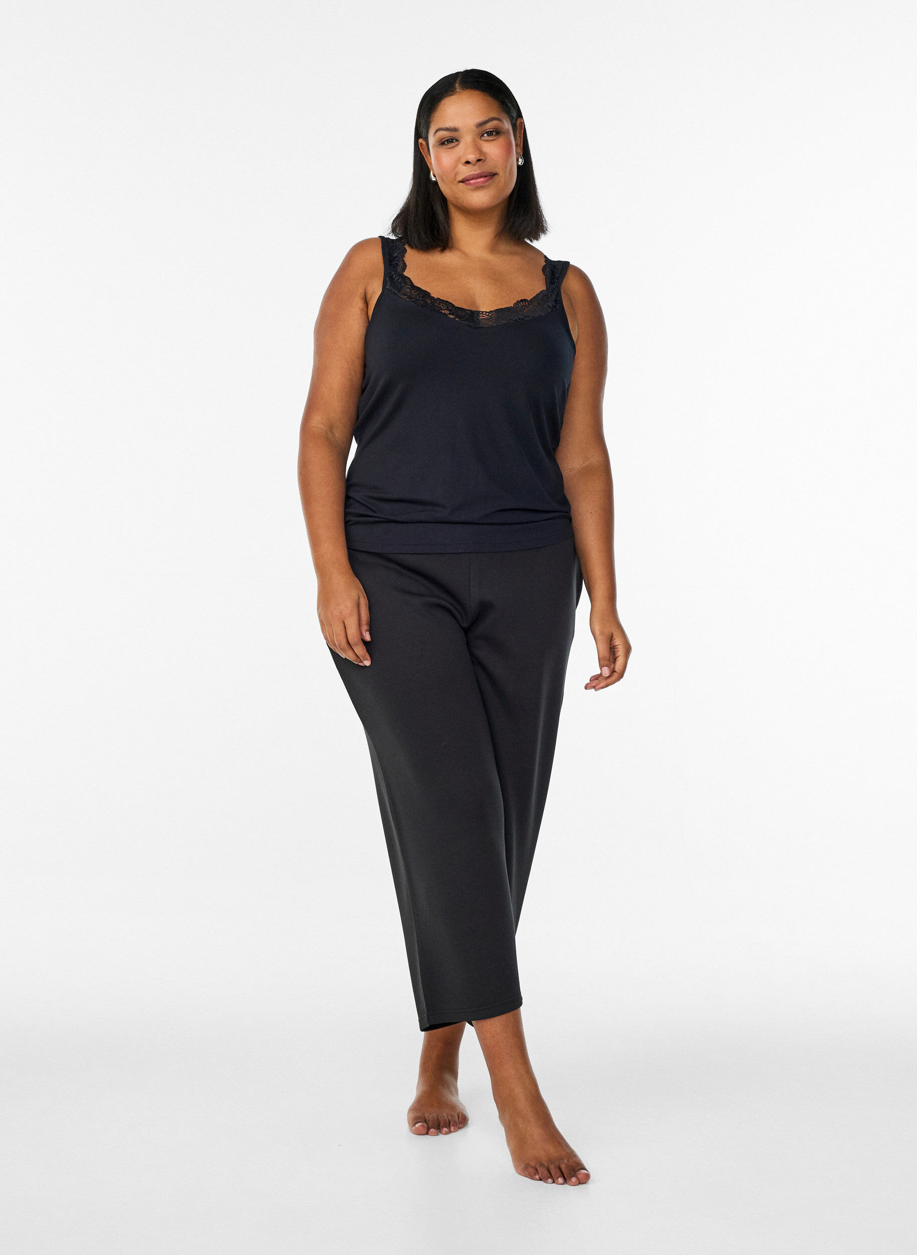 Zizzi Top en viscose avec bord en dentelle, Noir, Model image number 1