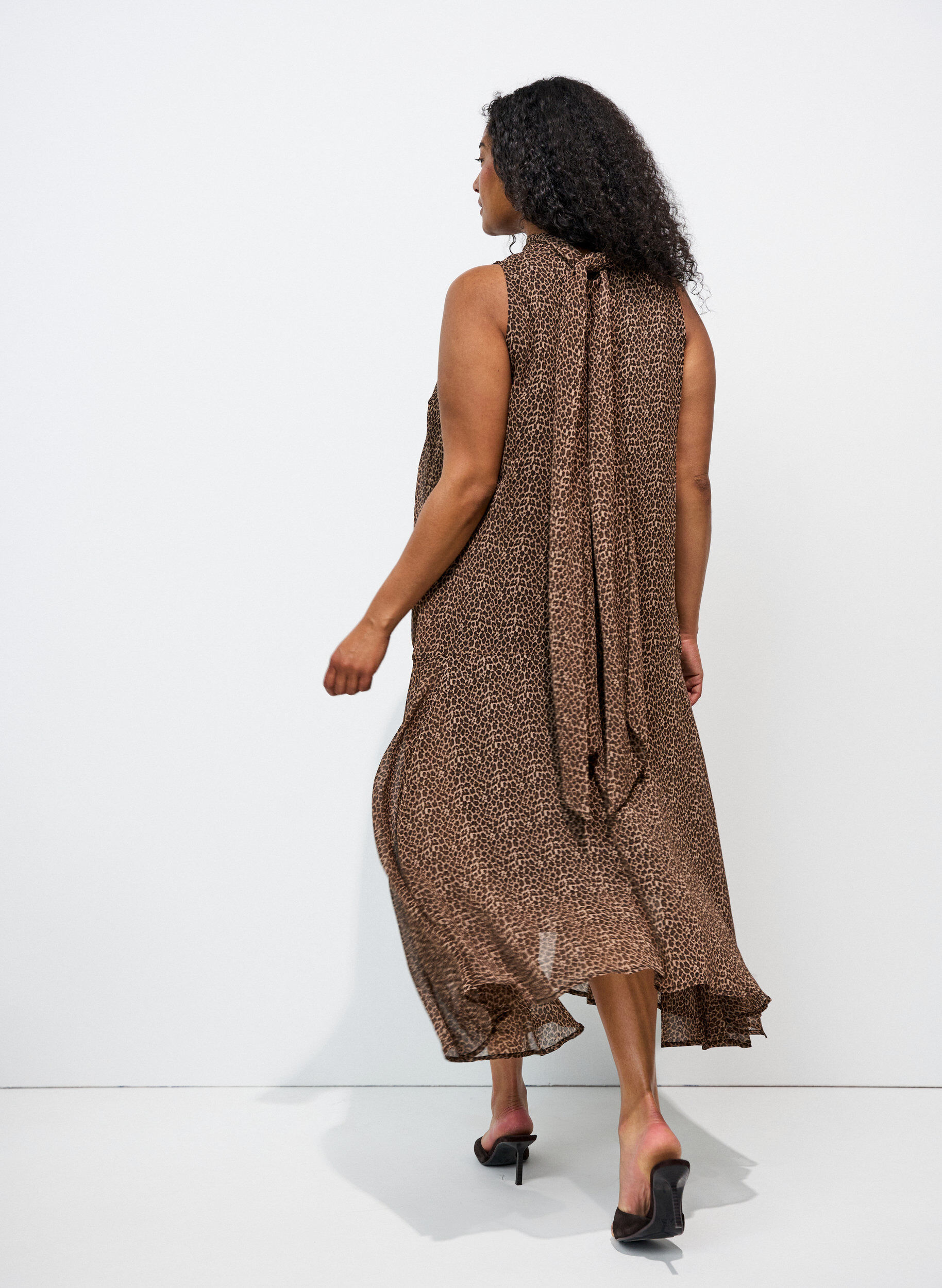 ZizziRobe midi en mousseline &agrave; imprim&eacute; l&eacute;opard avec ceinture &agrave; nouer, Marron, Model image number 1