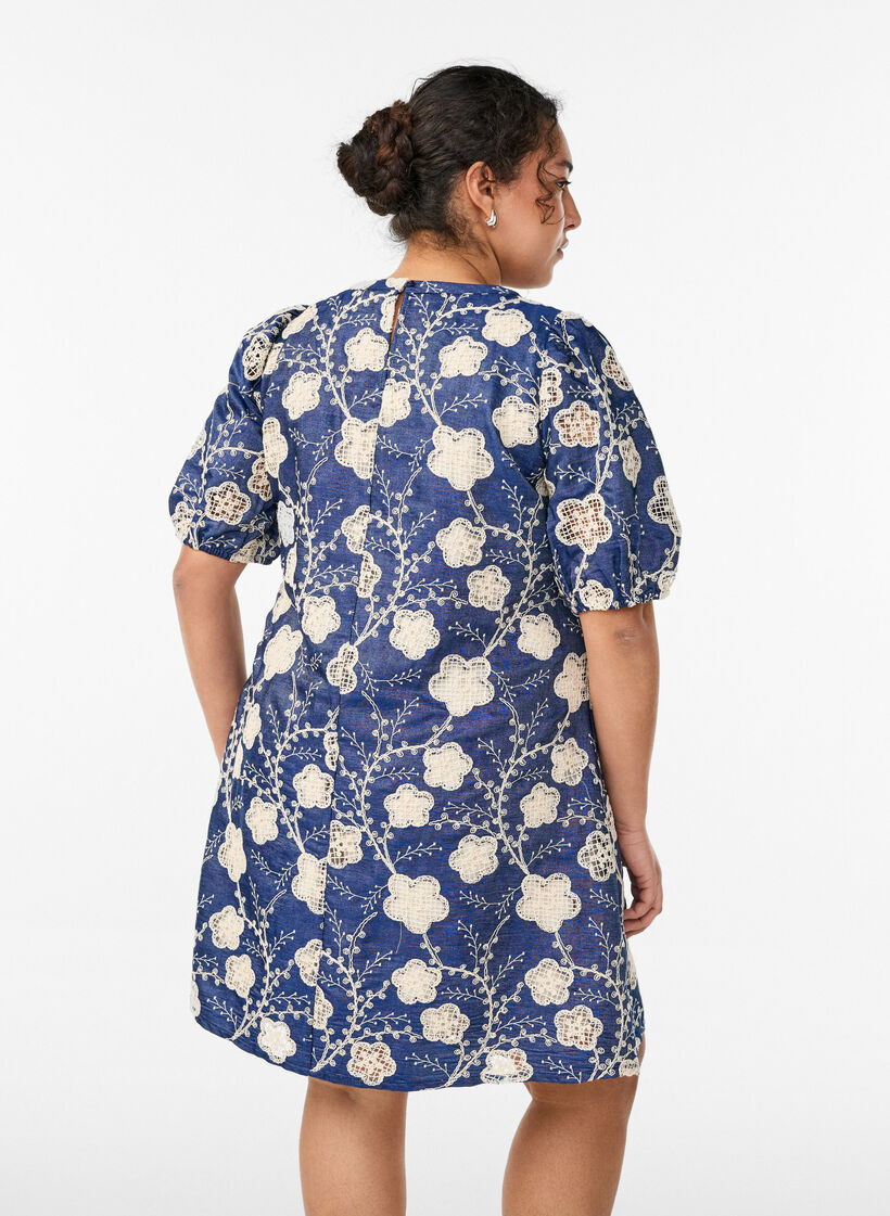 Robe courte &agrave; coupe &eacute;vas&eacute;e avec un motif brod&eacute;, Bleu, Model image number 2