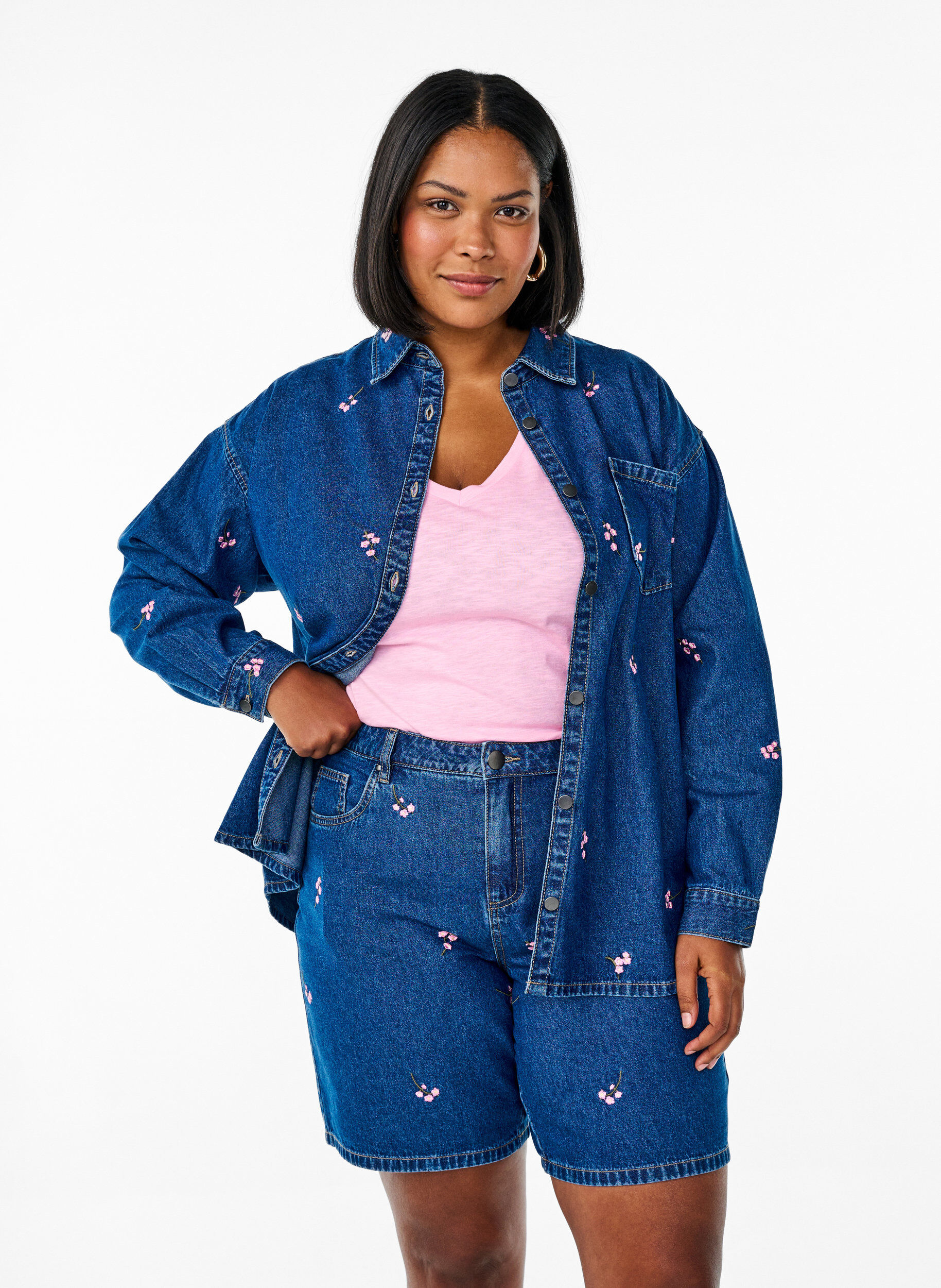 Shorts en jean avec des fleurs brod&eacute;es, Bleu intense, Model