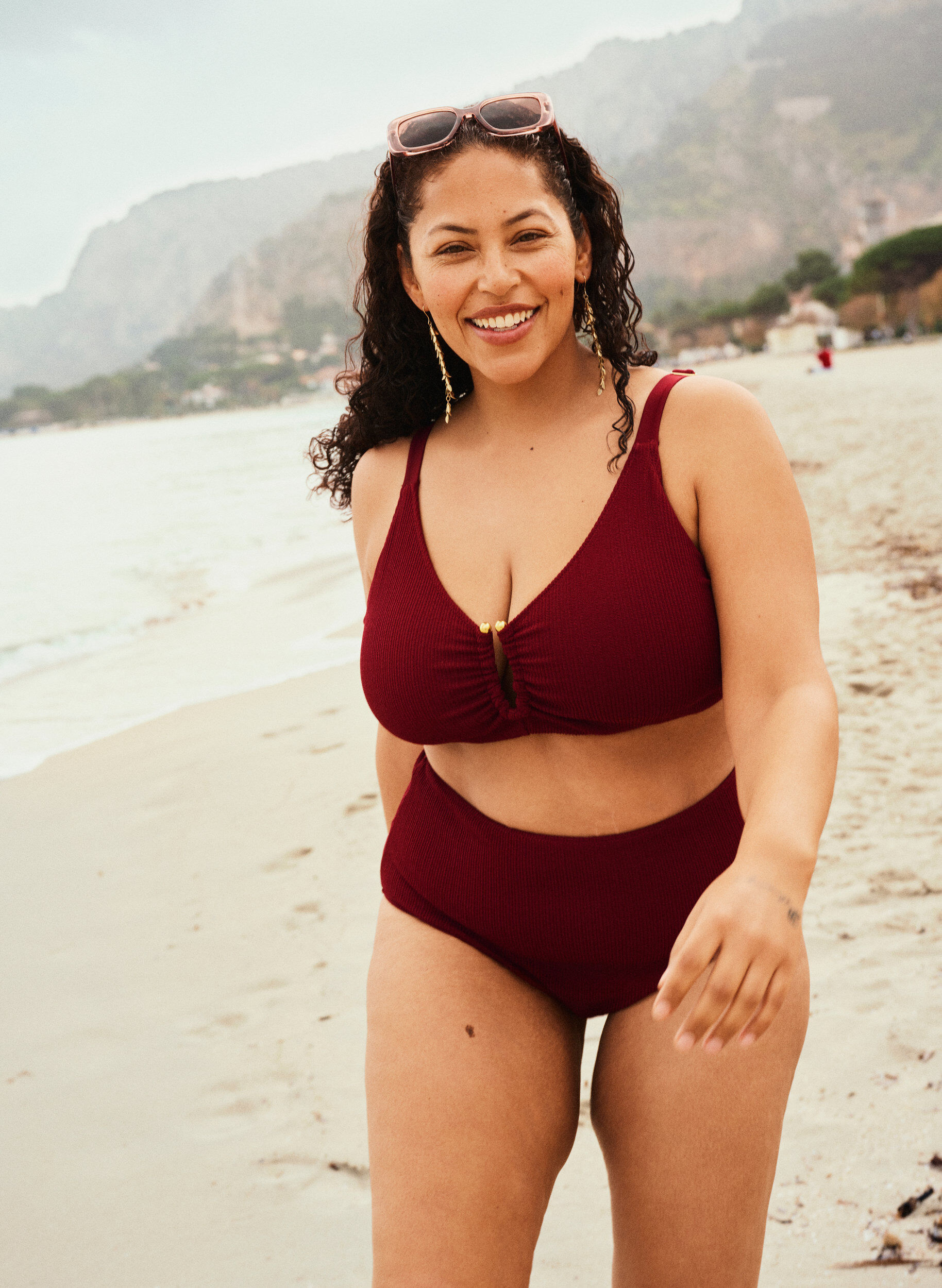 Zizzi Haut de bikini textur&eacute; avec d&eacute;tail dor&eacute;, Bordeaux, Image image number 0