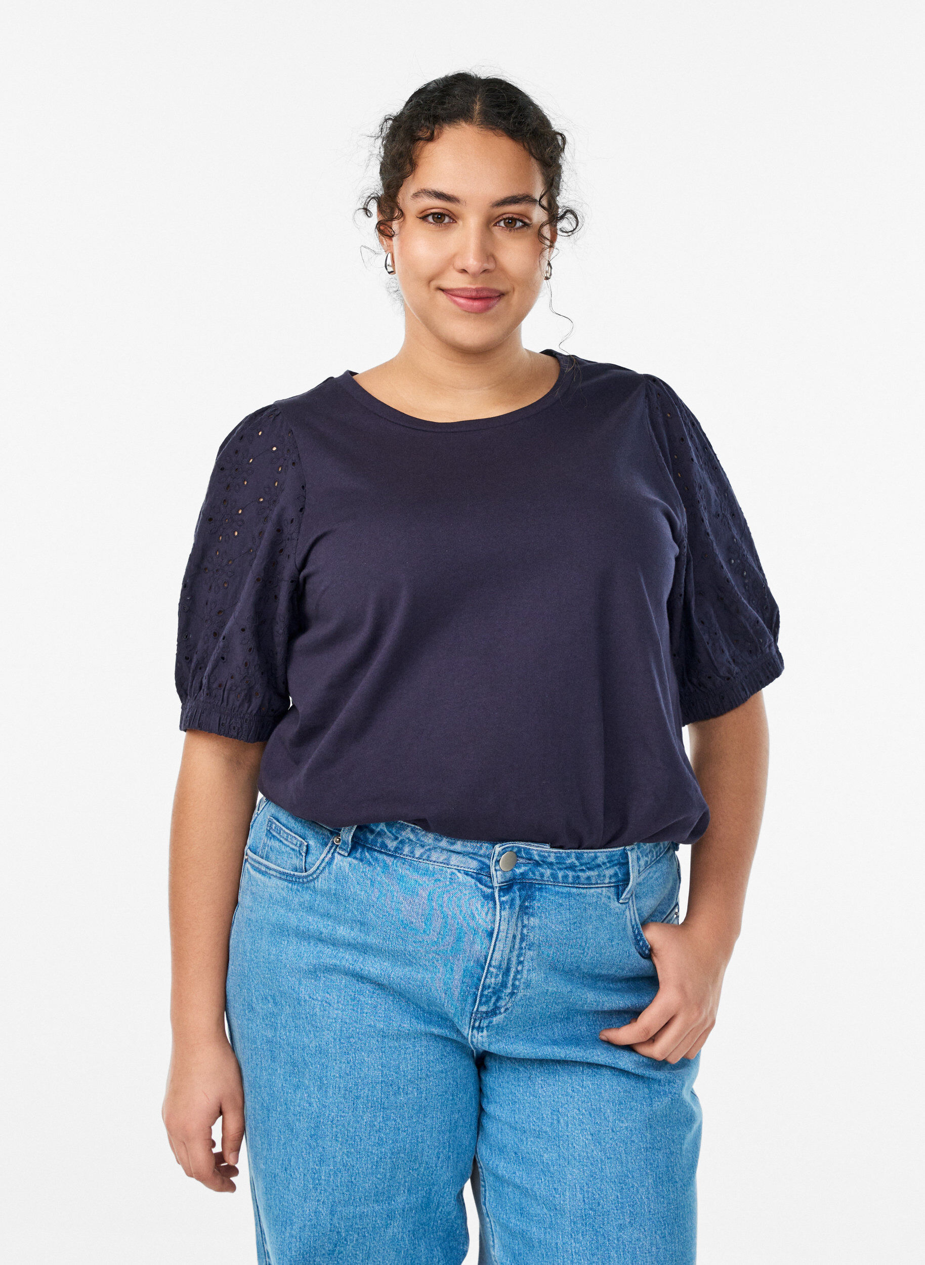 Zizzi T-shirt avec des manches en broderie anglaise, Bleu, Model image number 0